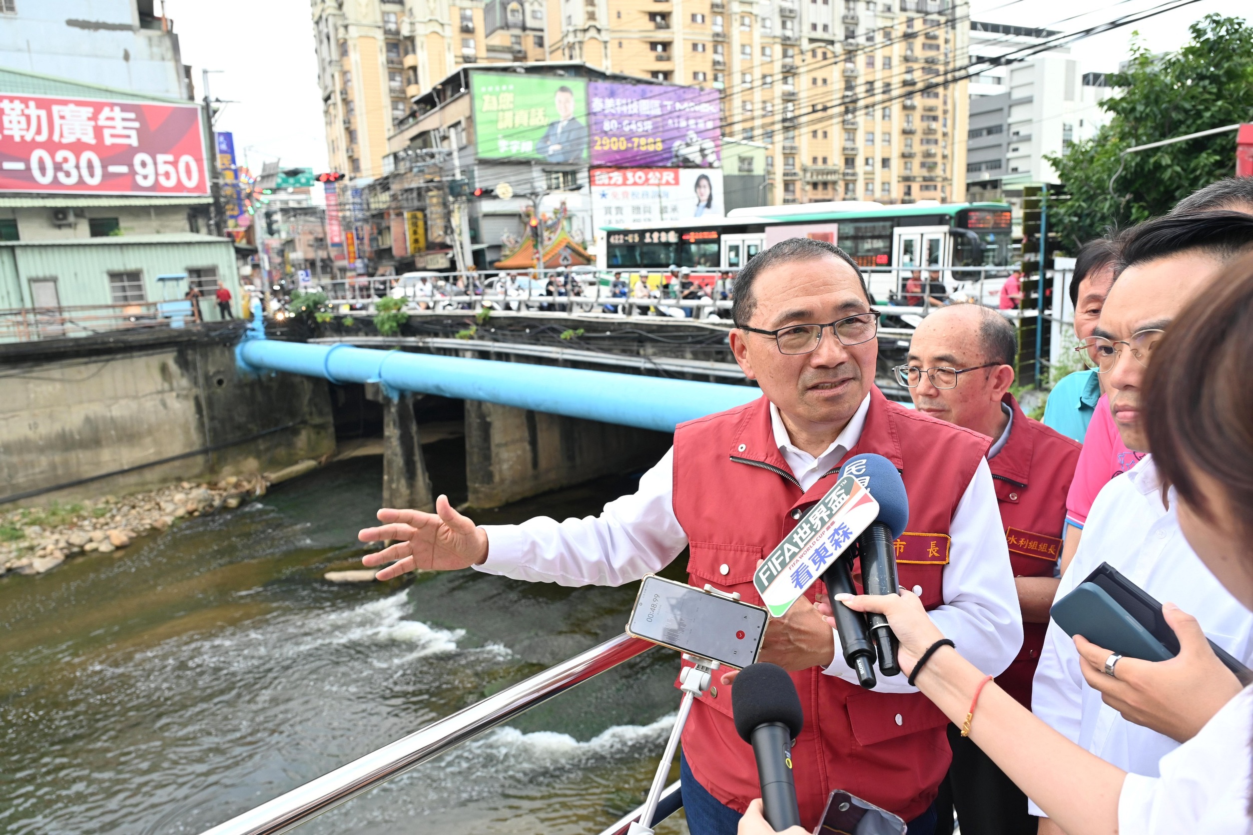 侯友宜視察大窠坑溪水環境營造工程。他表示，目前正持續推動第三期工程，未來將兼顧防洪、生態及休憩功能，打造水岸綠廊。