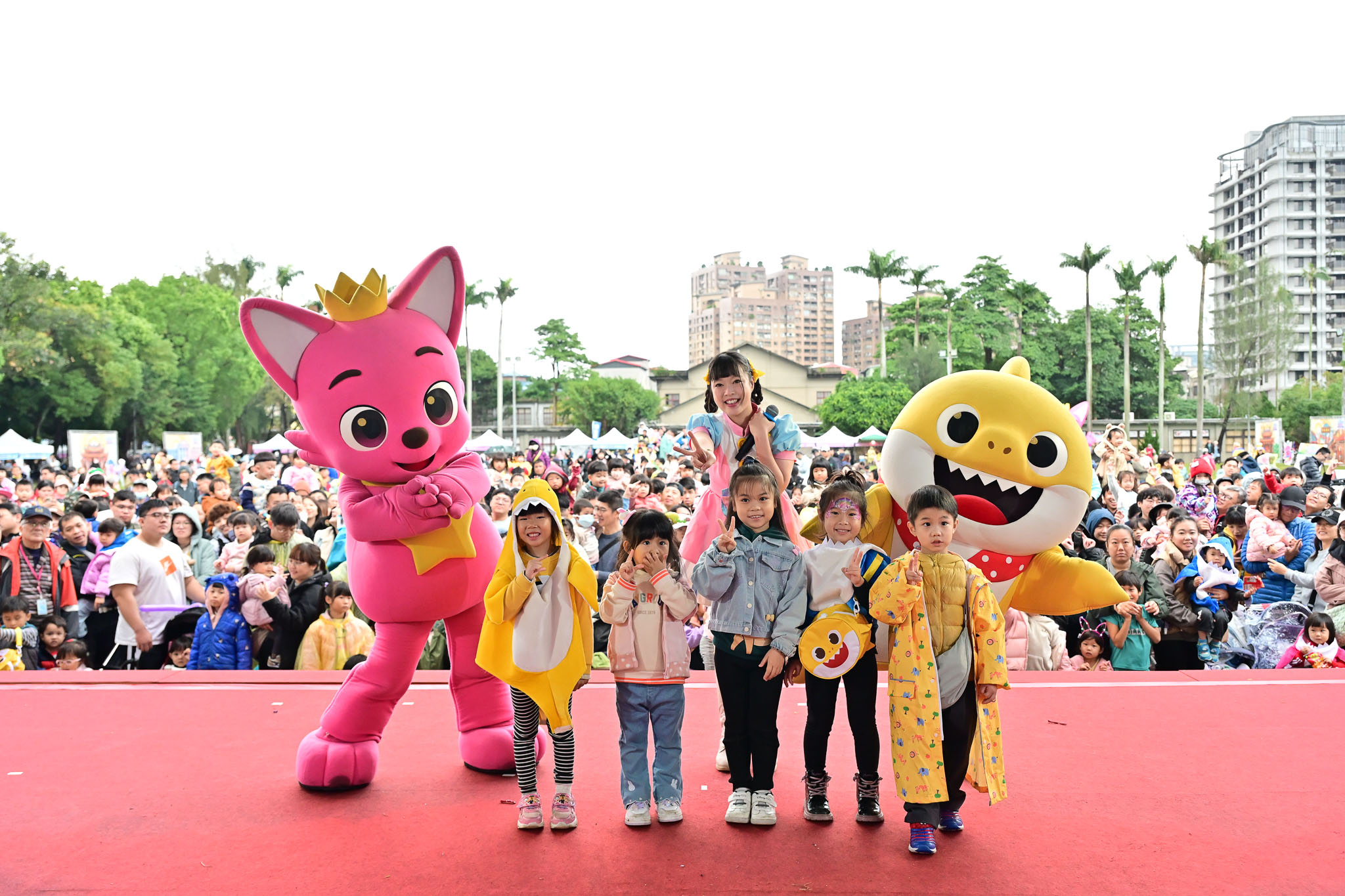 「115年新北市元旦升旗暨健走活動」以「新北好YOUNG doo doo doo」為主題，邀請超人氣卡通明星碰碰狐及鯊魚寶寶陪伴親子一同迎新年。