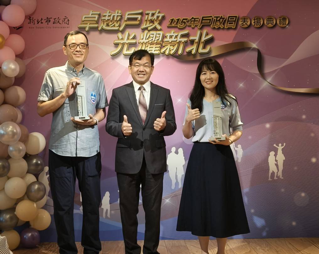 為民服務考核績優機關，民政局林局長耀長恭賀並與戶所主任合影。