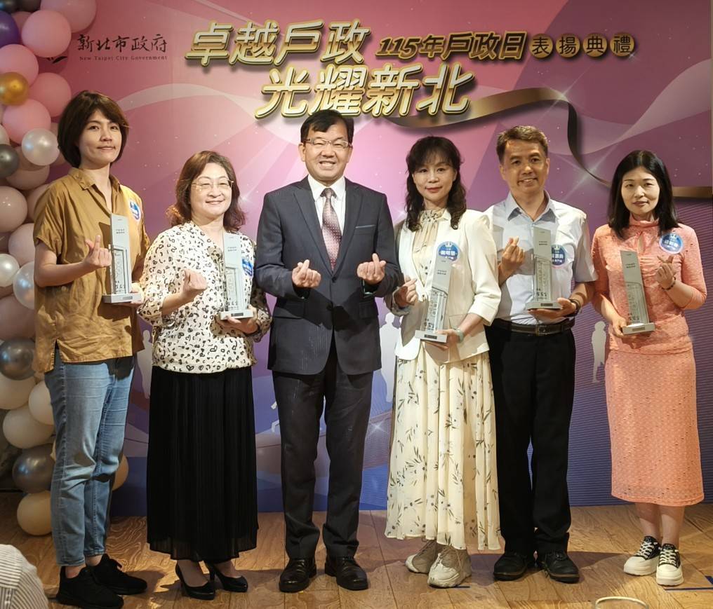 為民服務考核績優機關，民政局長林耀長恭賀並與戶所主任合影。