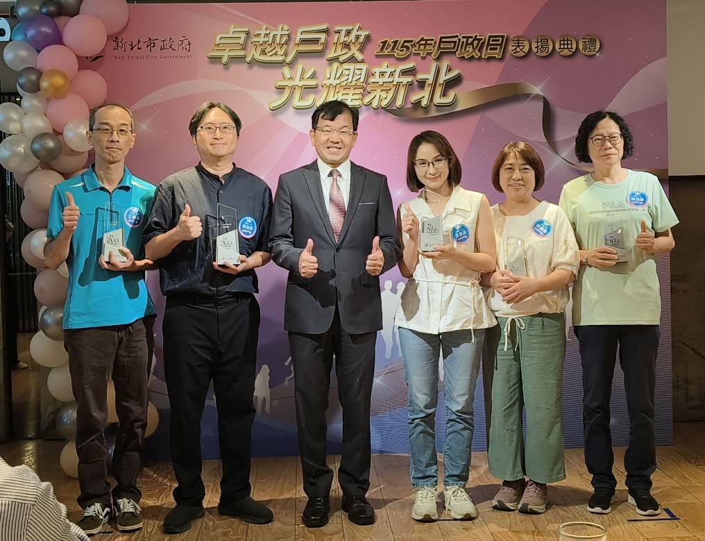 績優戶政人員與林耀長局長合影。