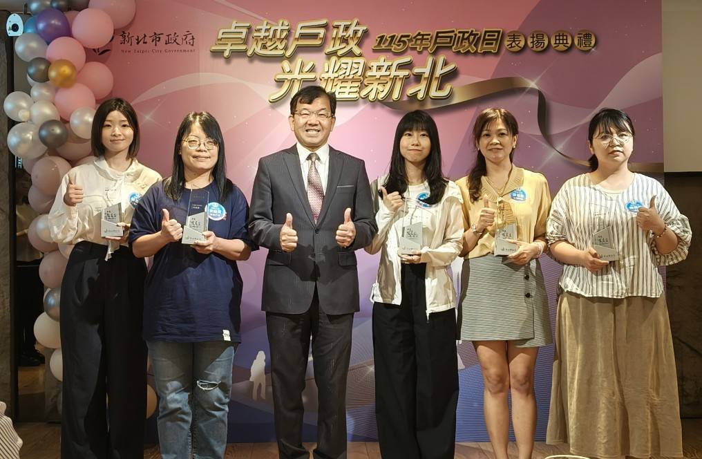 績優戶政人員與民政局長林耀長合影。