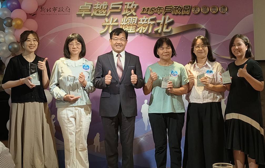 績優戶政人員與民政局林局長耀長合影。