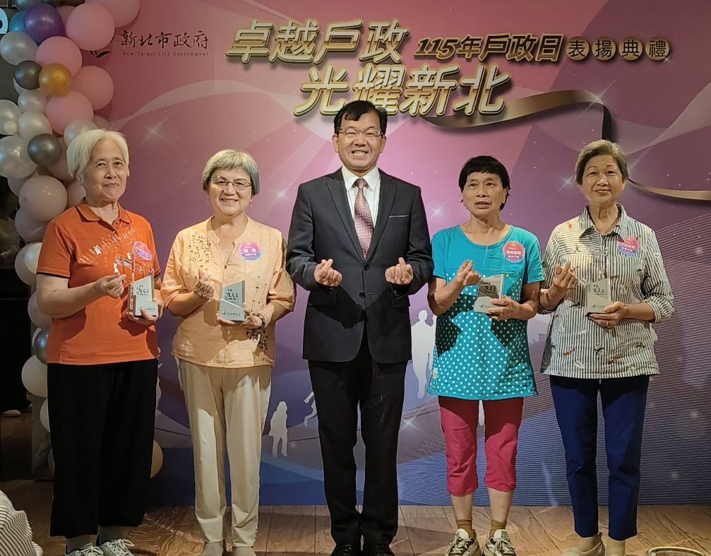 績優戶政志工與林耀長局長合影。
