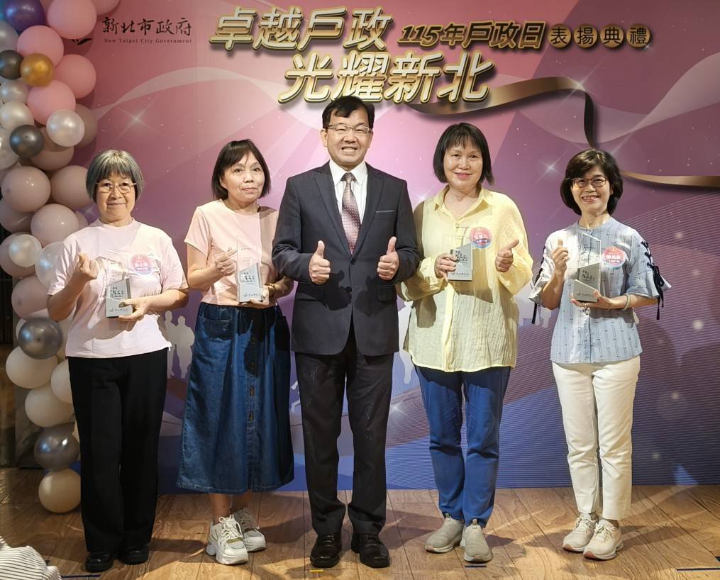 績優戶政志工與民政局長林耀長合影。