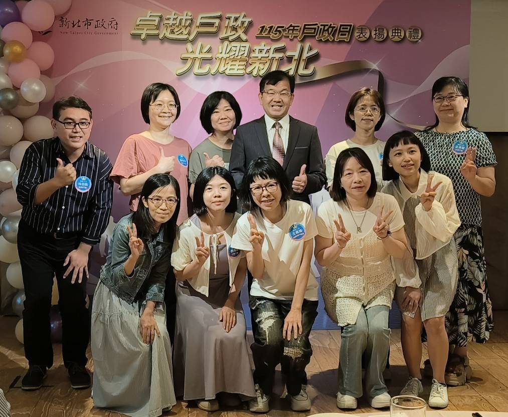 日前榮獲內政部戶政日表揚績優人員與民政局林耀長局長合影。