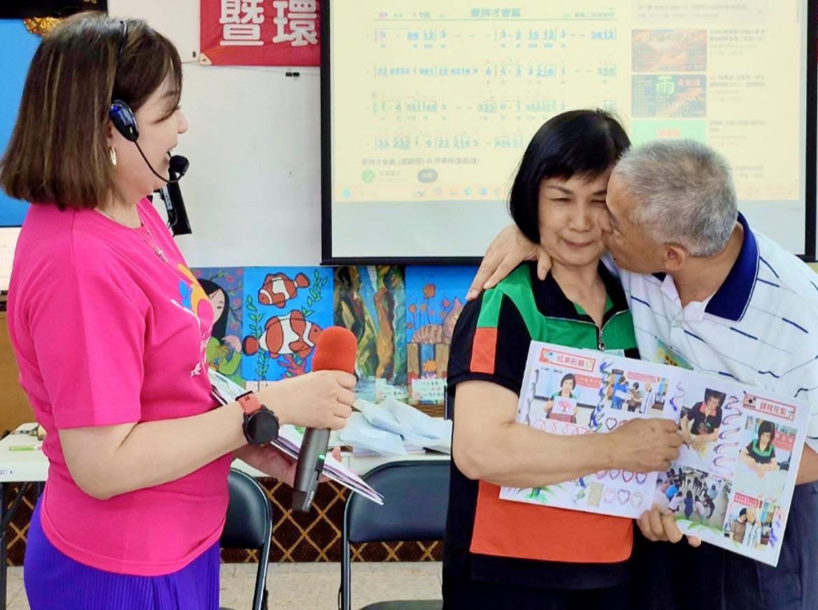  張美阿嬤在分享生命繪本時，抱怨老公都沒說過「我愛你」，她老公連清誥當場親了她臉頰。左為長者照顧關懷協會執行長周淑玲。