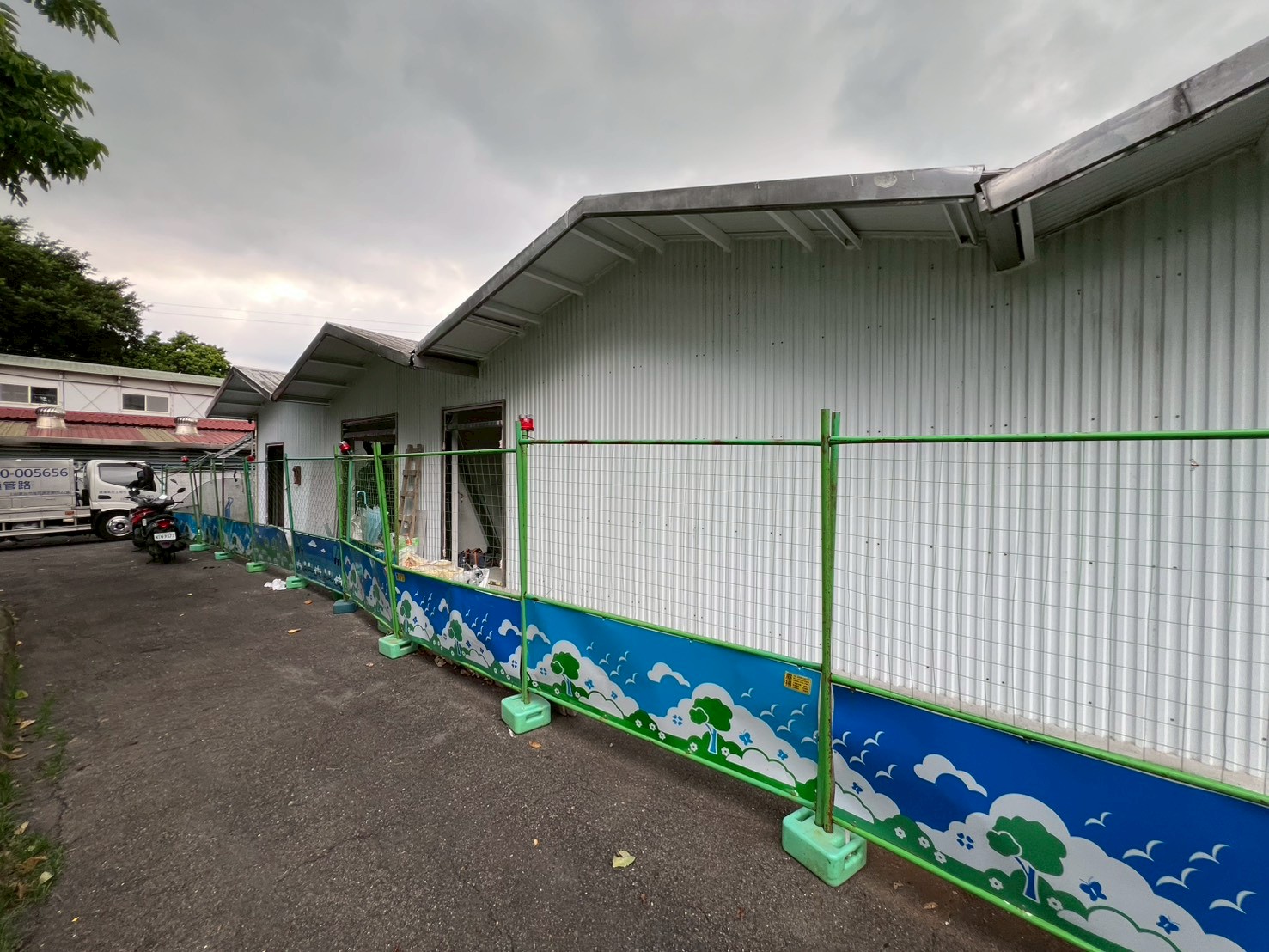 板橋動物之家施工圍籬靠牆加固