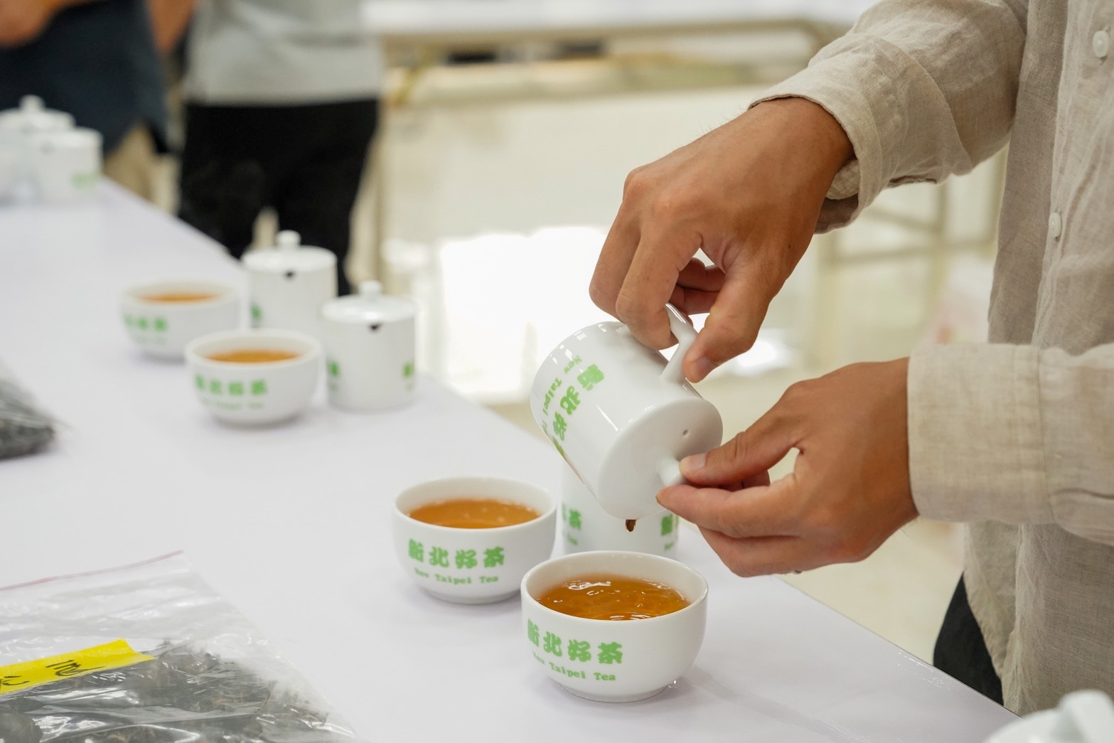 美人茶呈現橙紅色茶湯，帶有豐富的熟果與蜜香