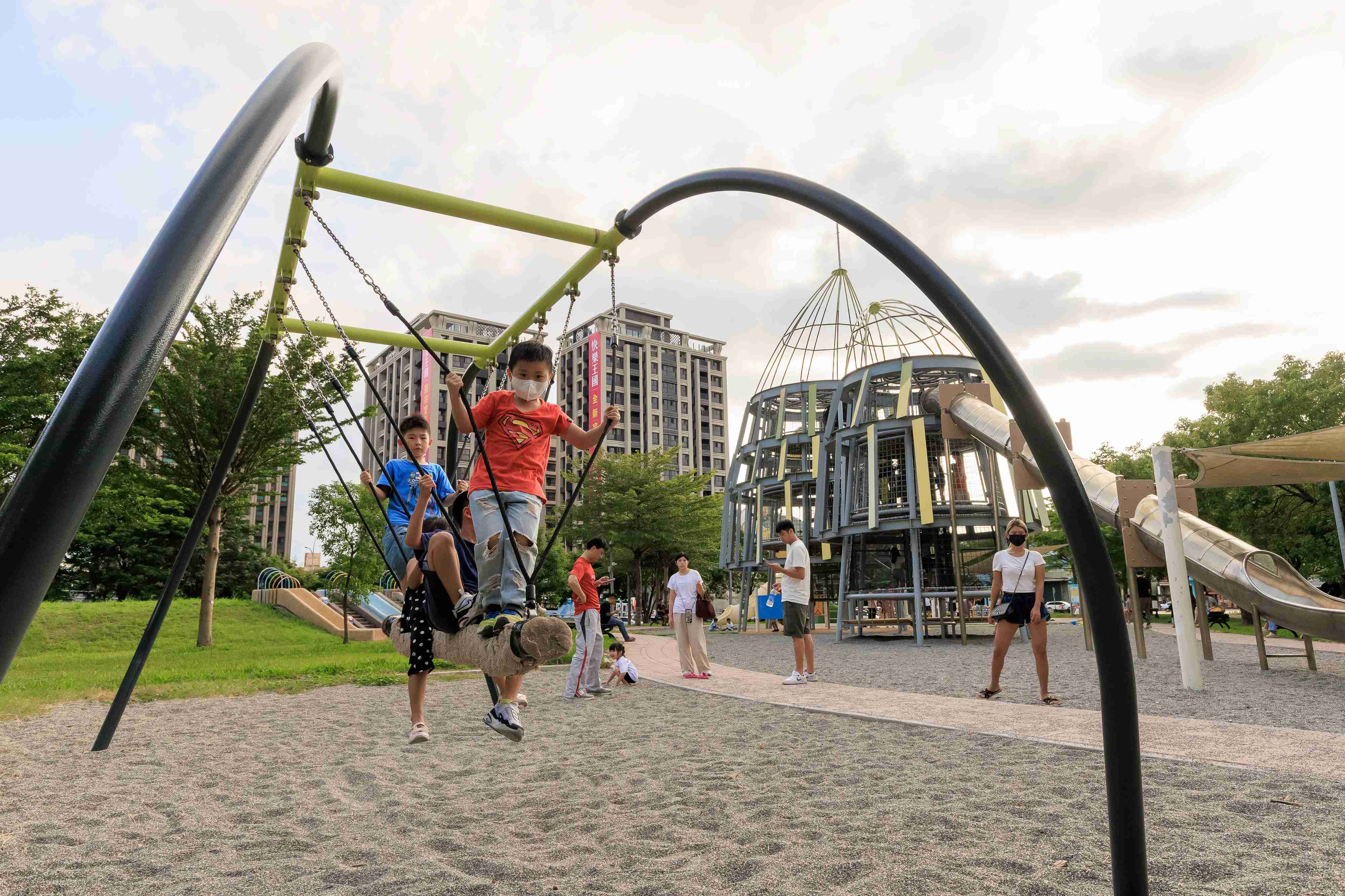  新北市已建置261座特色共融遊戲場與22座寵物公園，全方位強化環境韌性