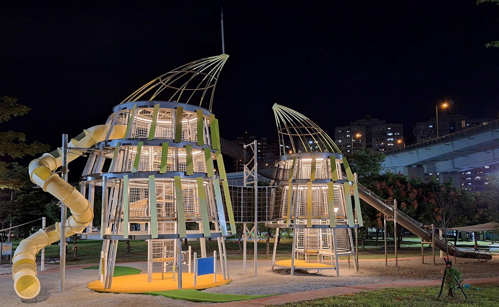五股體健公園以綠竹筍造型結合燈光設計形塑夜間遊戲場地標；新北市116年將針對遊具與活動區域強化光環境規劃設計，打造10座星光遊戲場2