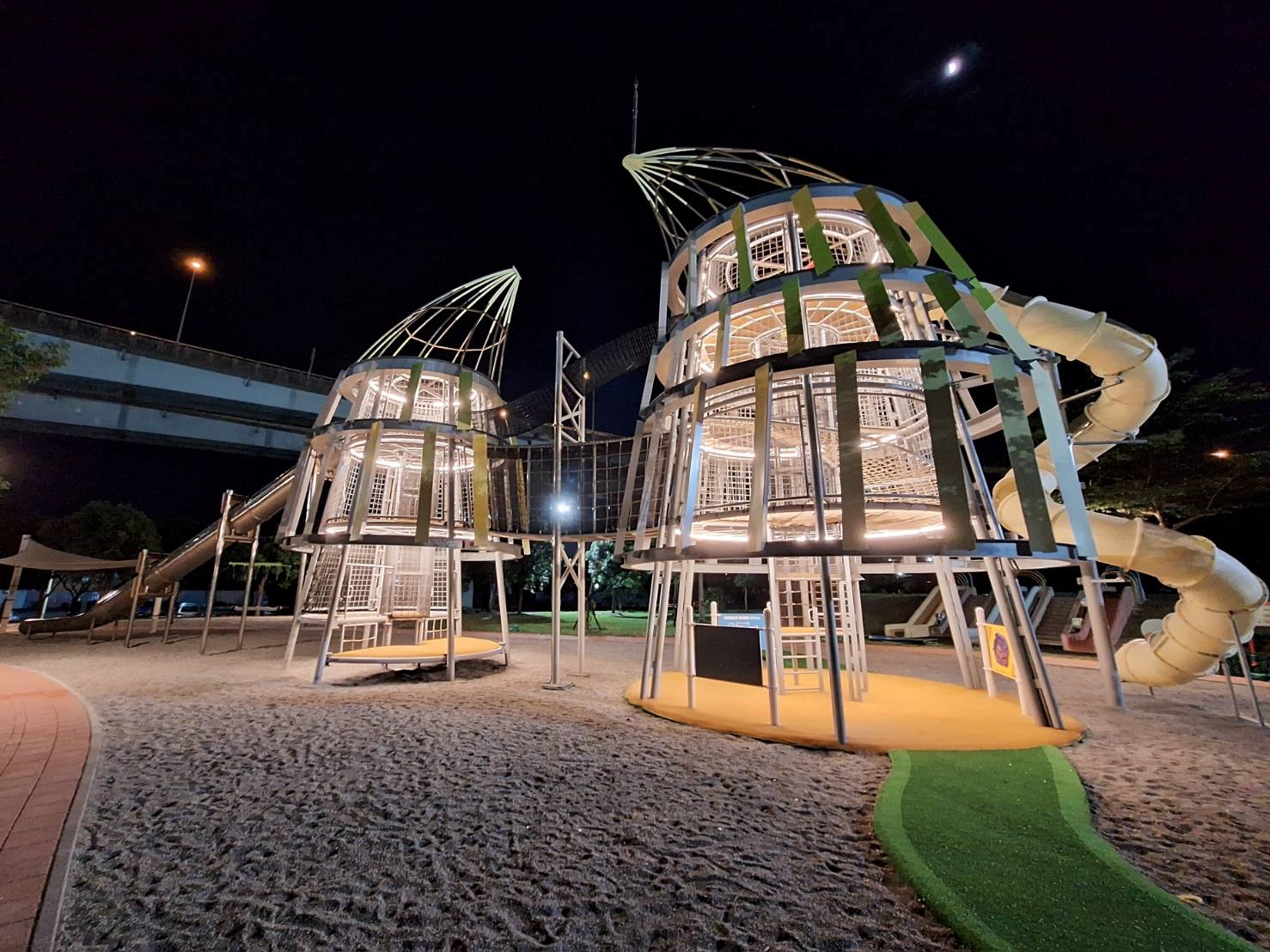 五股體健公園以綠竹筍造型結合燈光設計形塑夜間遊戲場地標；新北市116年將針對遊具與活動區域強化光環境規劃設計，打造10座星光遊戲場