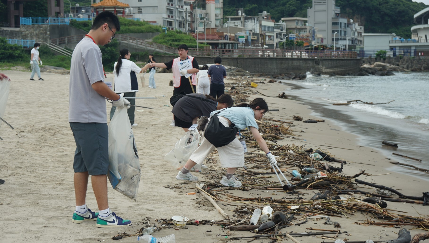 學員前往龜吼海灘淨灘，以實際行動守護海洋環境