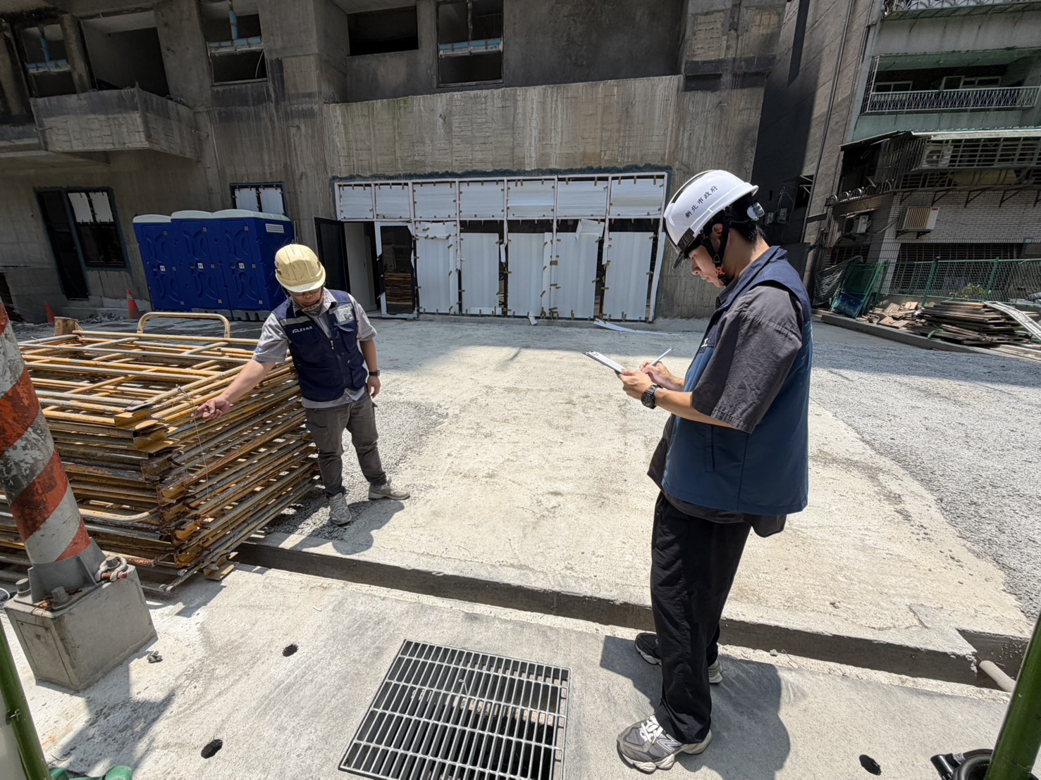 工務局分兵多路抽查各建築工地，要求加強施工架、圍籬及塔吊等設備固定，以防強風吹折。