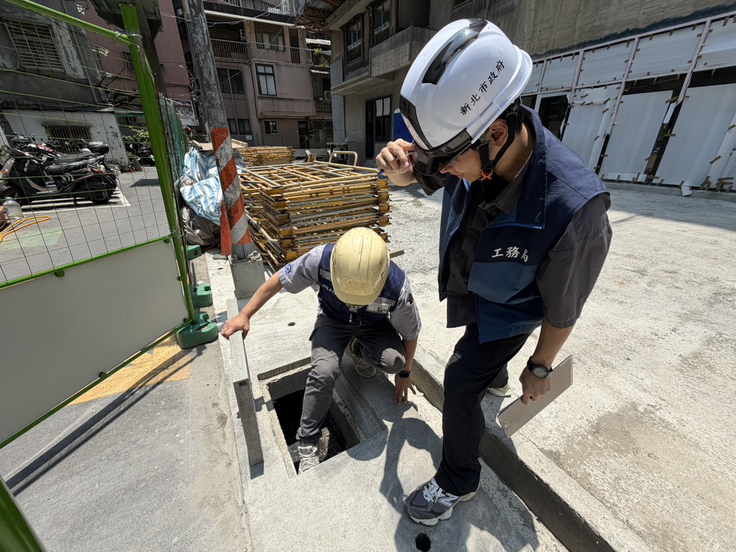 工務局突擊稽查各工地，要求務必清淤周邊排水溝渠，避免廢棄物或雜物堵塞，造成道路積淹水。
