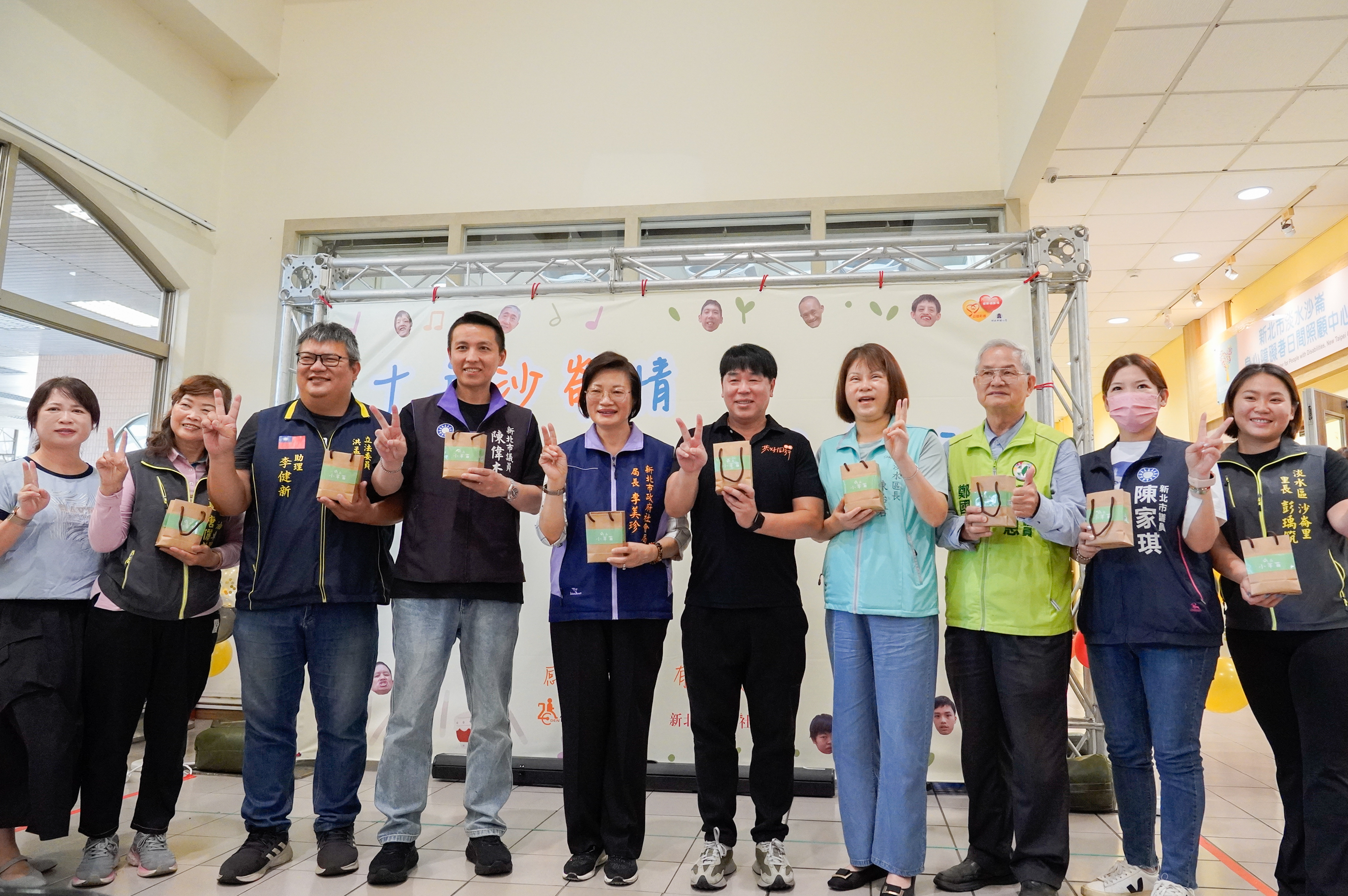  淡水沙崙日照中心舉辦十年成果展 中為社會局長李美珍與 伊甸執行長何天元