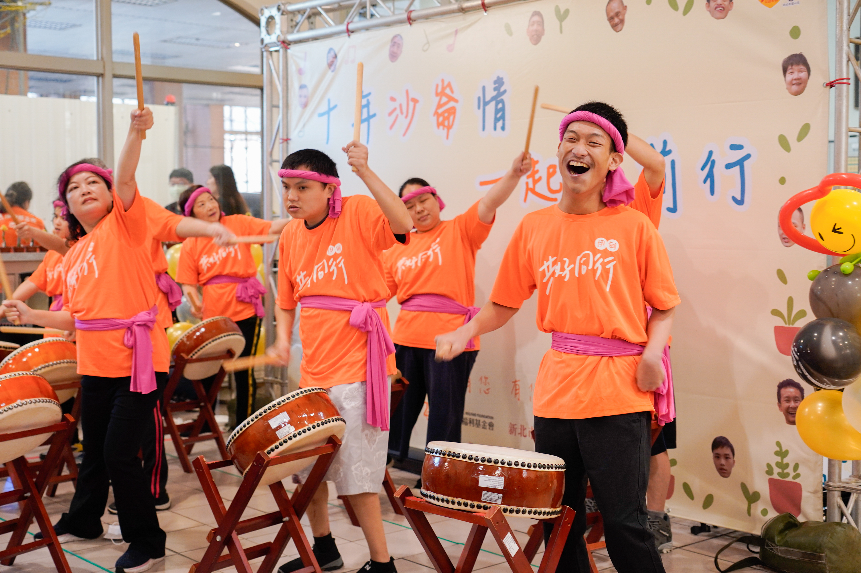  淡水沙崙日照中心十年成果展，學員開心打太鼓