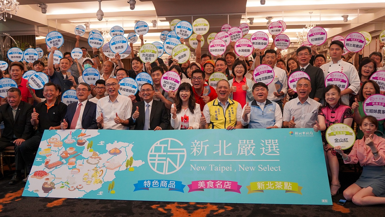 市府每2年舉辦伴手禮徵選活動，挖掘具潛力的在地品牌，並導入行銷資源協助業者拓展市場。