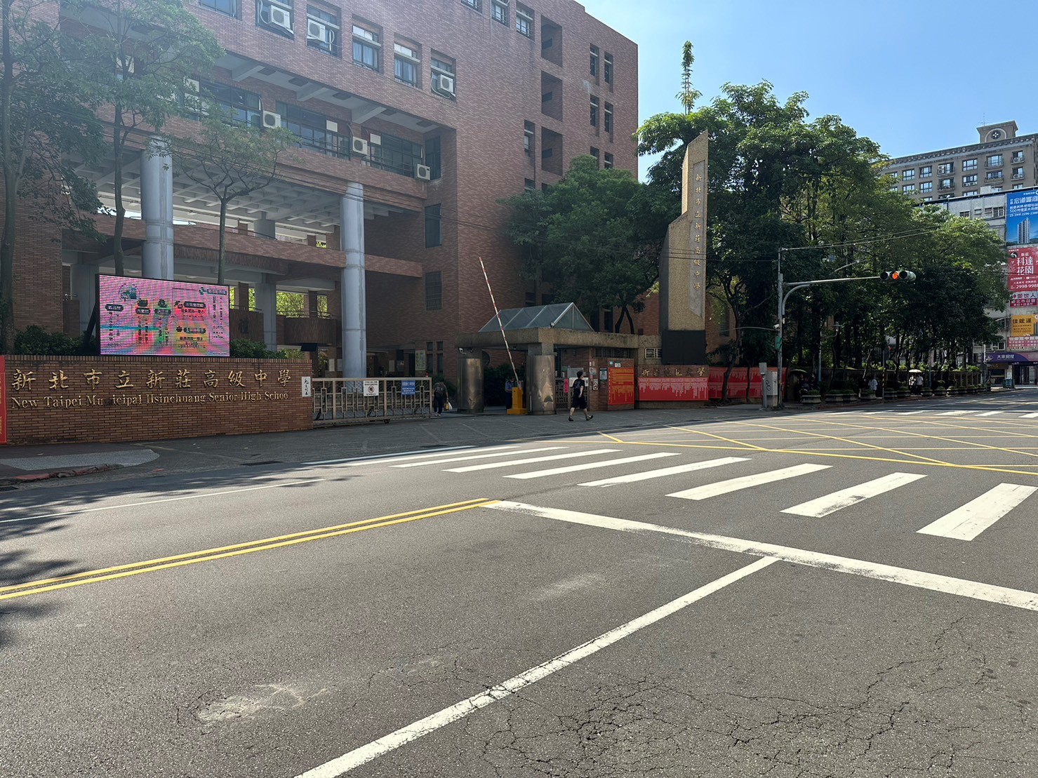 新莊區新莊高中前中平路人行道開放機車臨停