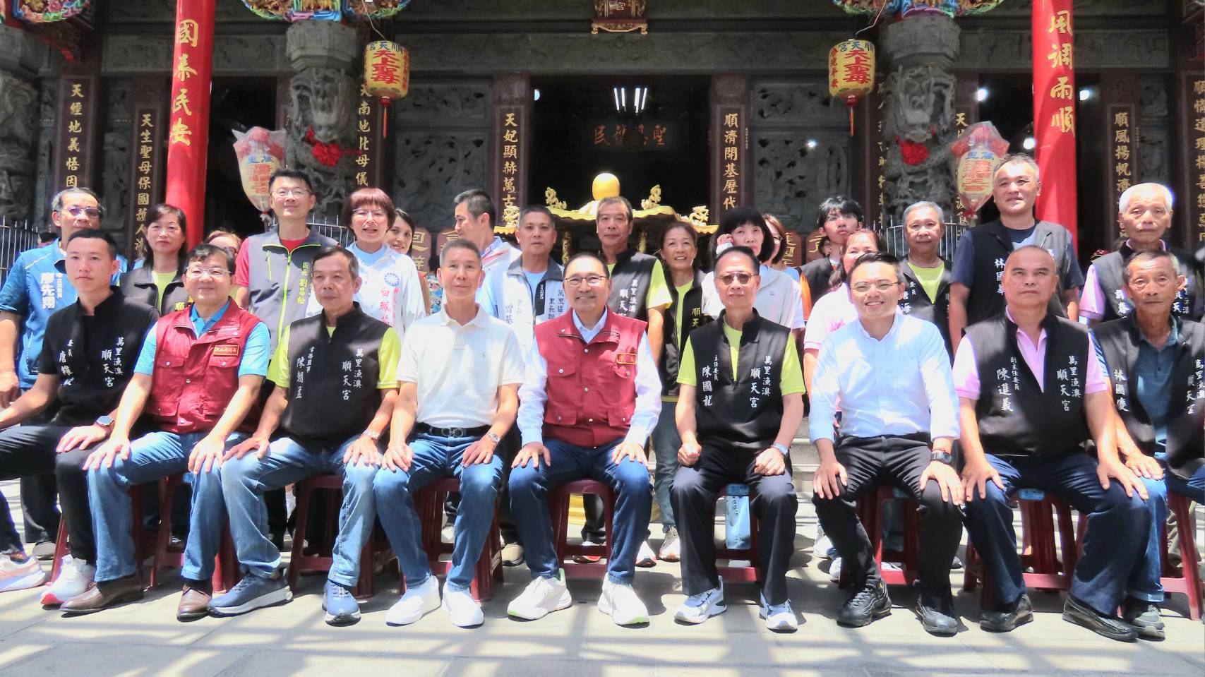 鑒於颱風逼近，侯友宜市長至漁澳順天宮虔誠參拜，祈求媽祖庇境平安、風災無損。
