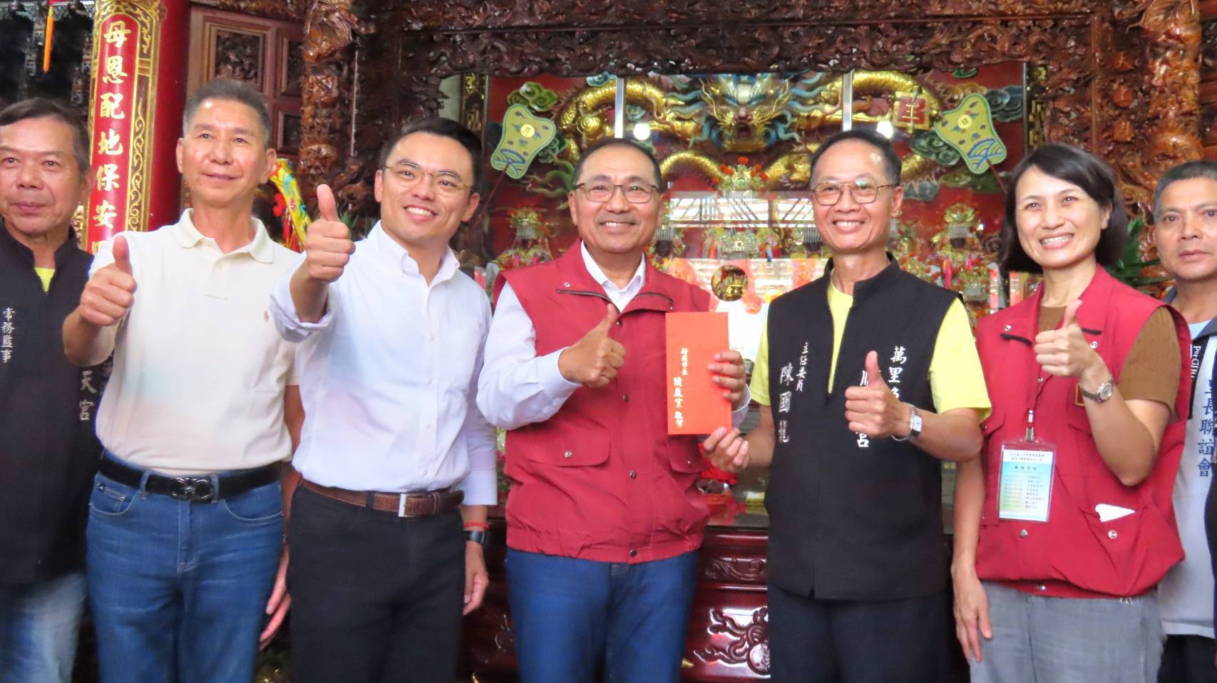 鑒於颱風逼近，侯市長友宜至漁澳順天宮虔誠參拜，祈求媽祖庇境平安、風災無損。