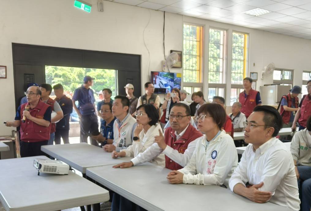 新北市侯友宜市長實地視察萬里瑪鋉溪護岸工程，緊盯強烈颱風巴威防汛整備。