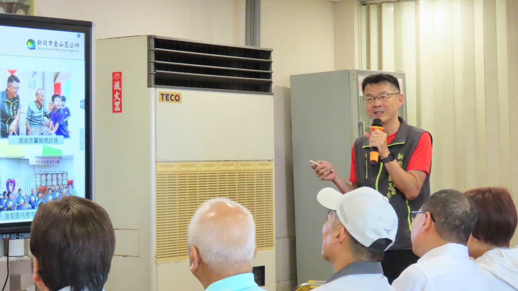 金山區長劉昌松及萬里區長黃雱勉分別針對防颱進行整備簡報。
