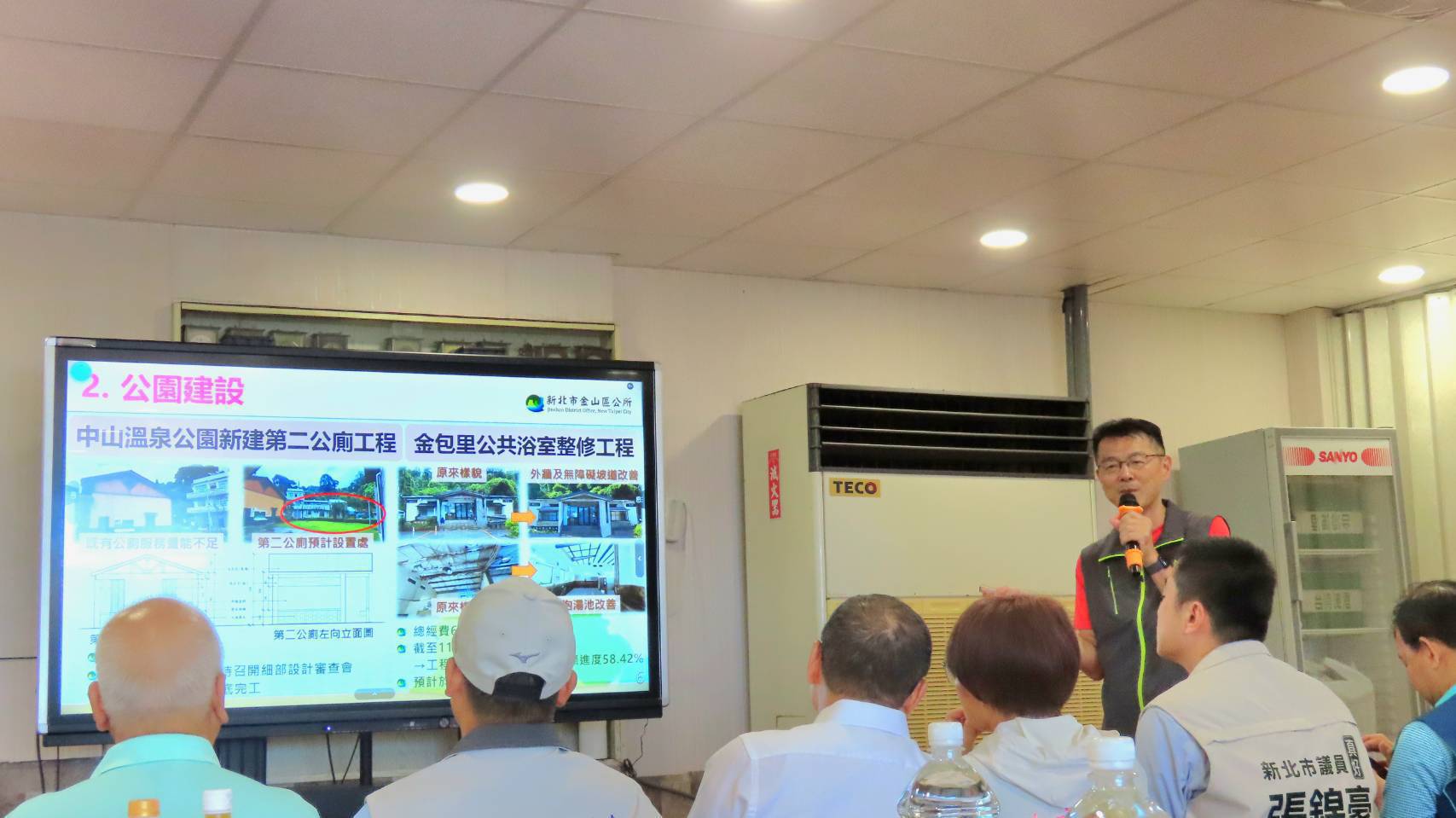 金山區長劉昌松針對防颱進行整備簡報。