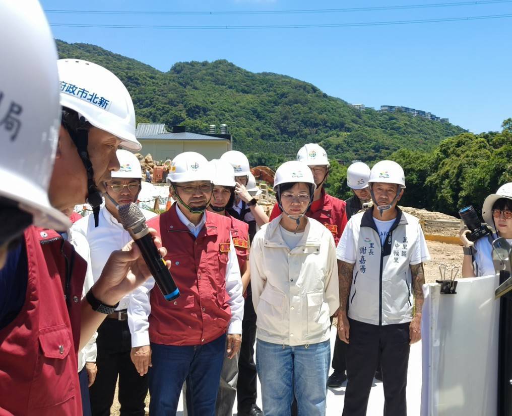 新北市市長侯友宜實地視察萬里瑪鋉溪護岸工程，緊盯強烈颱風巴威防汛整備。