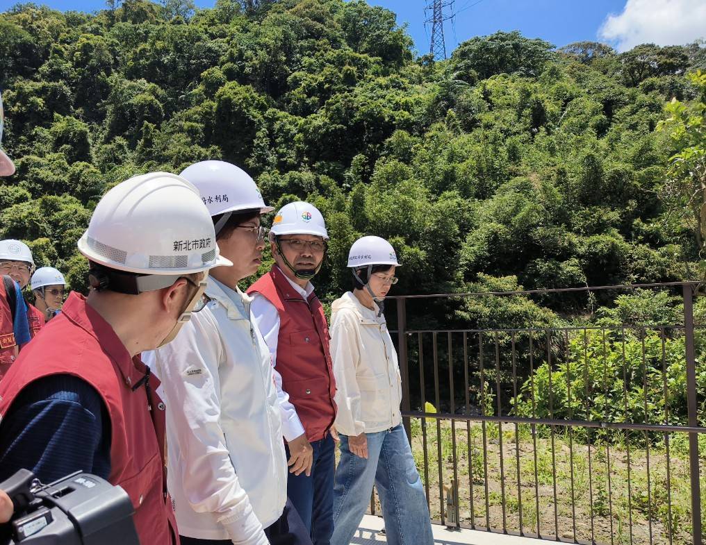 新北市長侯友宜實地視察萬里瑪鋉溪護岸工程，緊盯強烈颱風巴威防汛整備。