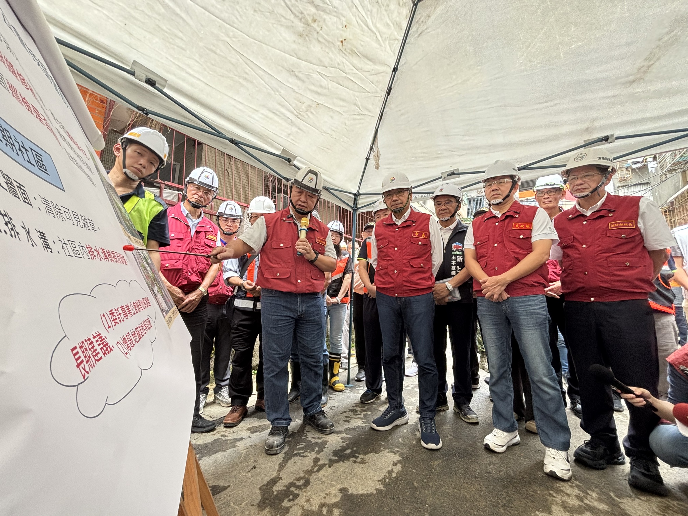 侯友宜市長（右五）今日前往新店區錦秀、碧瑤社區視察邊坡搶災工程，並聽取簡報。