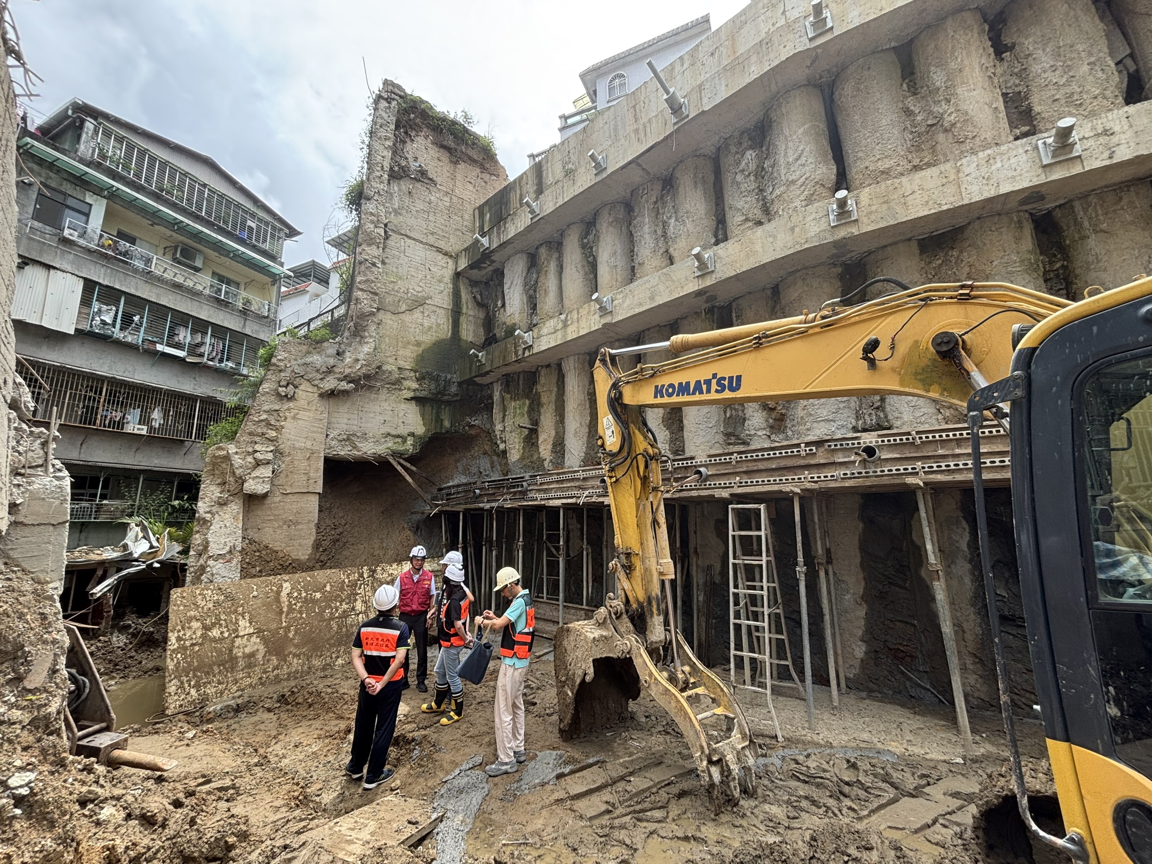 養工處採排樁、預力地錨、坡面加固及排水改善等工法，持續進行搶災工程。
