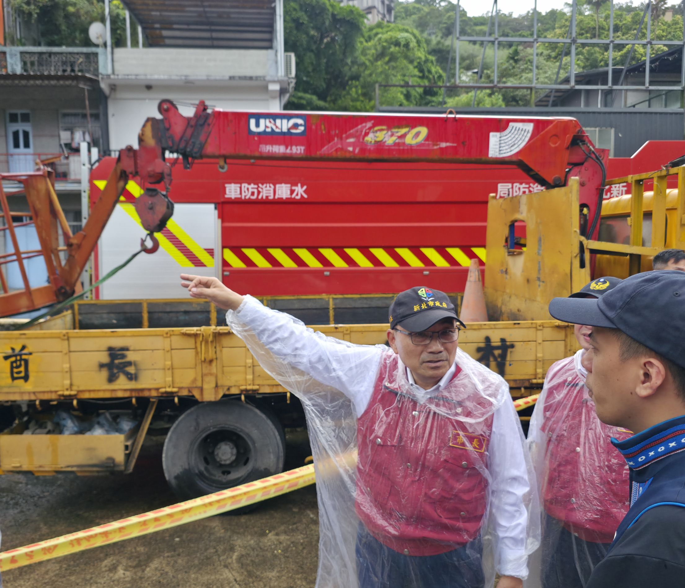 侯友宜市長（左一）視察烏來區公所搶災機具預置情形與防颱整備工作。