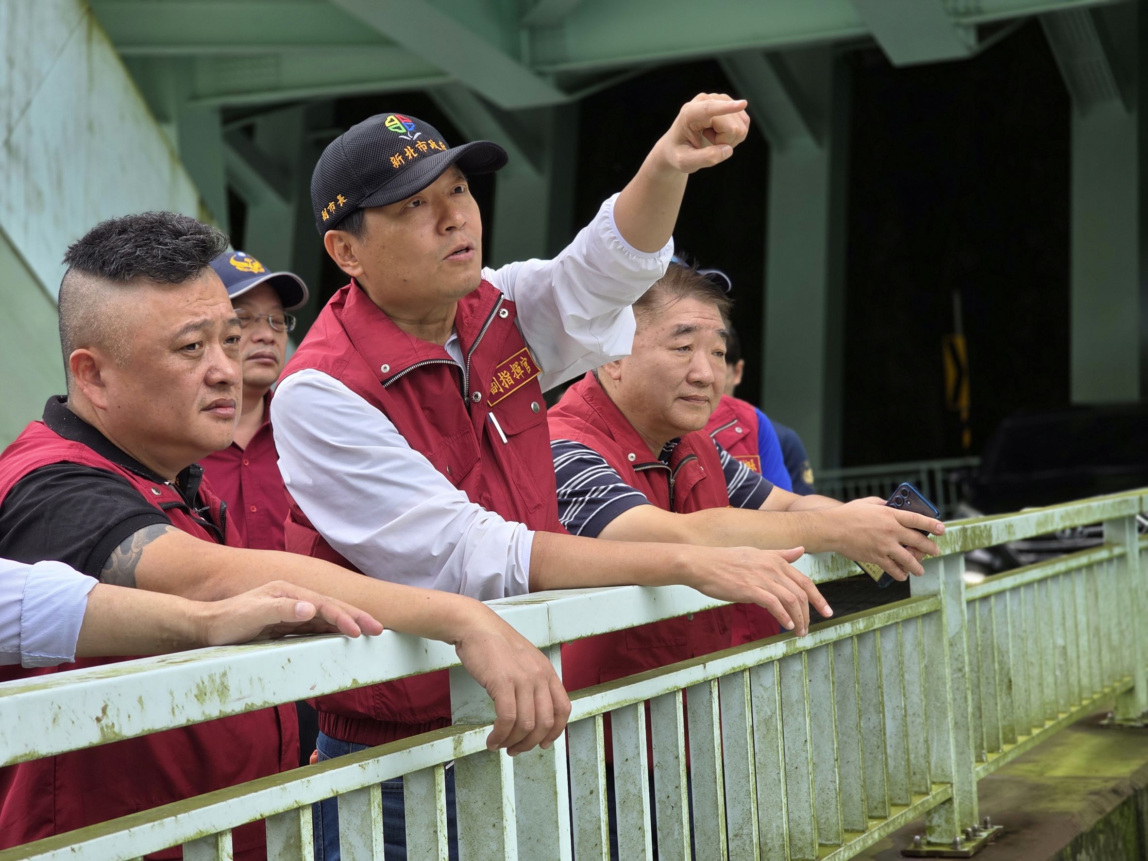 朱惕之副市長(右二)在工務局長馮兆麟(右一)、烏來區長周至剛(右三)陪同下，視察南勢溪。