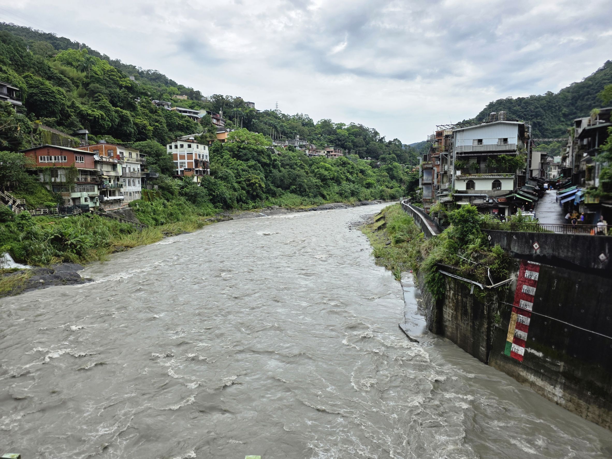 目前南勢溪水位已逐步下降，新北市政府仍持續24小時監測，以確保民眾安全。