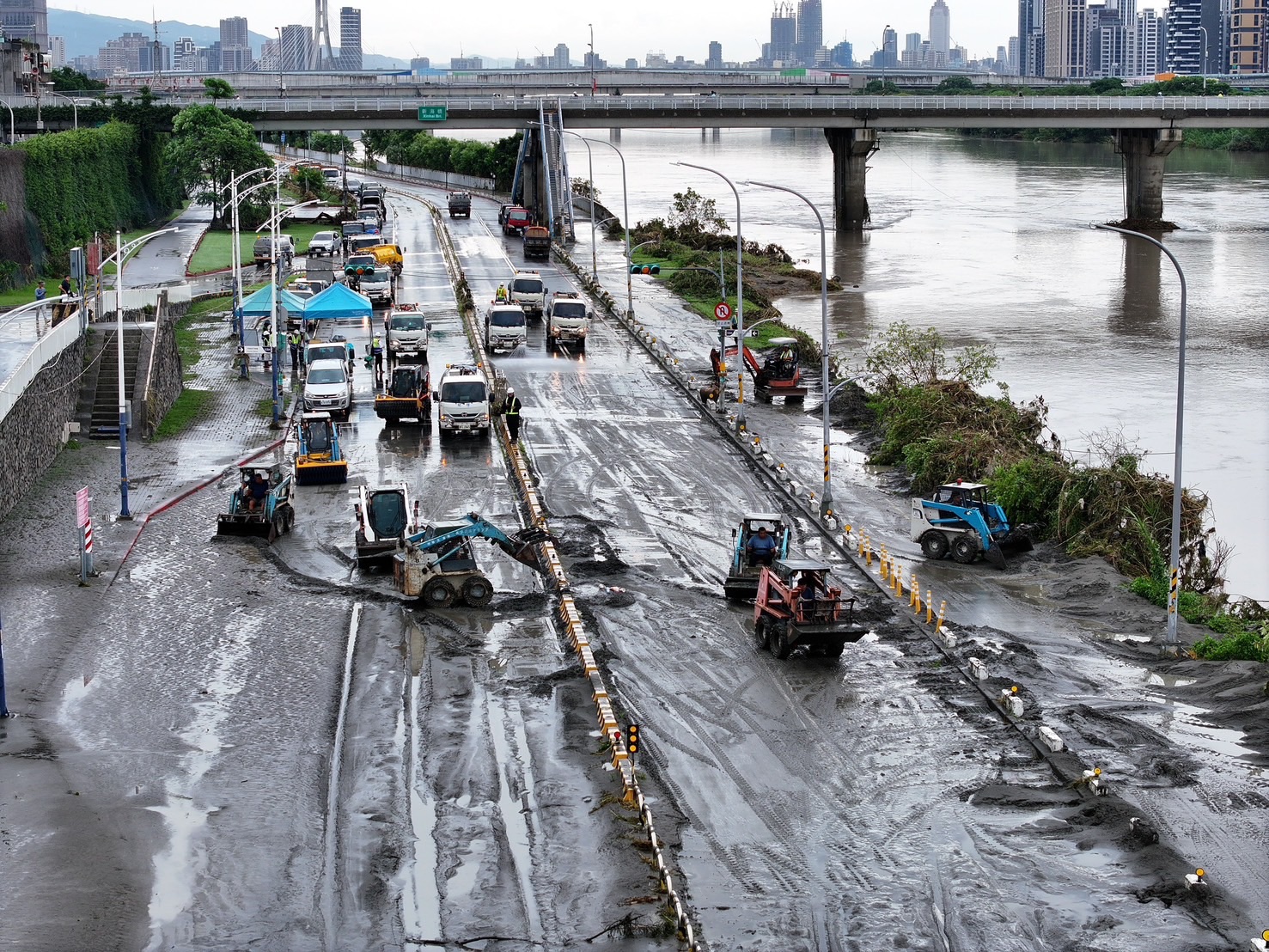  高灘處動員各式重型機具及人力全力將道路清淤及園區復原