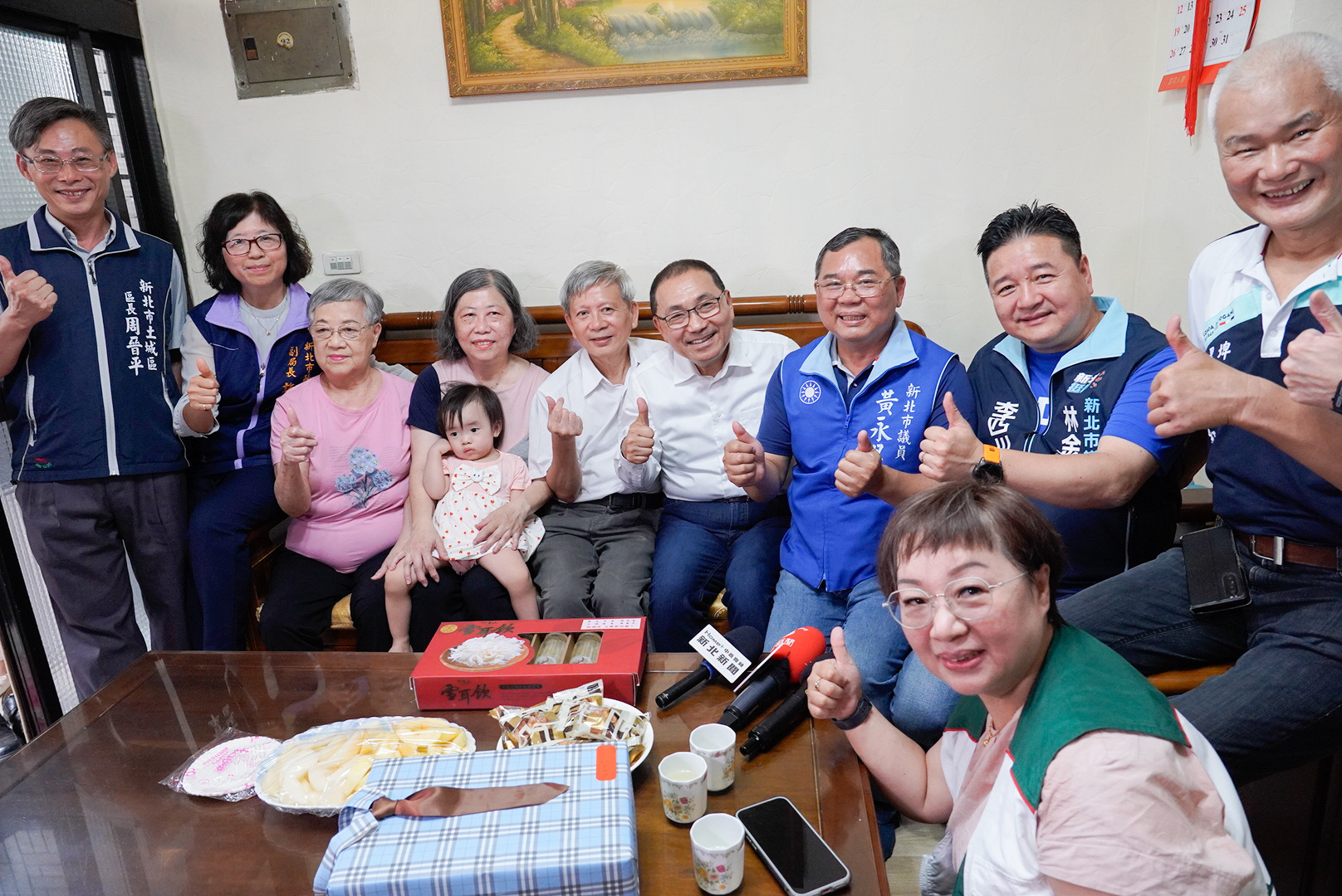  侯友宜和社會局副局長許秀能、土城區長周晉平、埤林里長蔡志紅、市議員黃永昌、林金結、新北市家扶分事務所督導范淑芬等人一起向陳應興祝賀當選新北市模範父親。