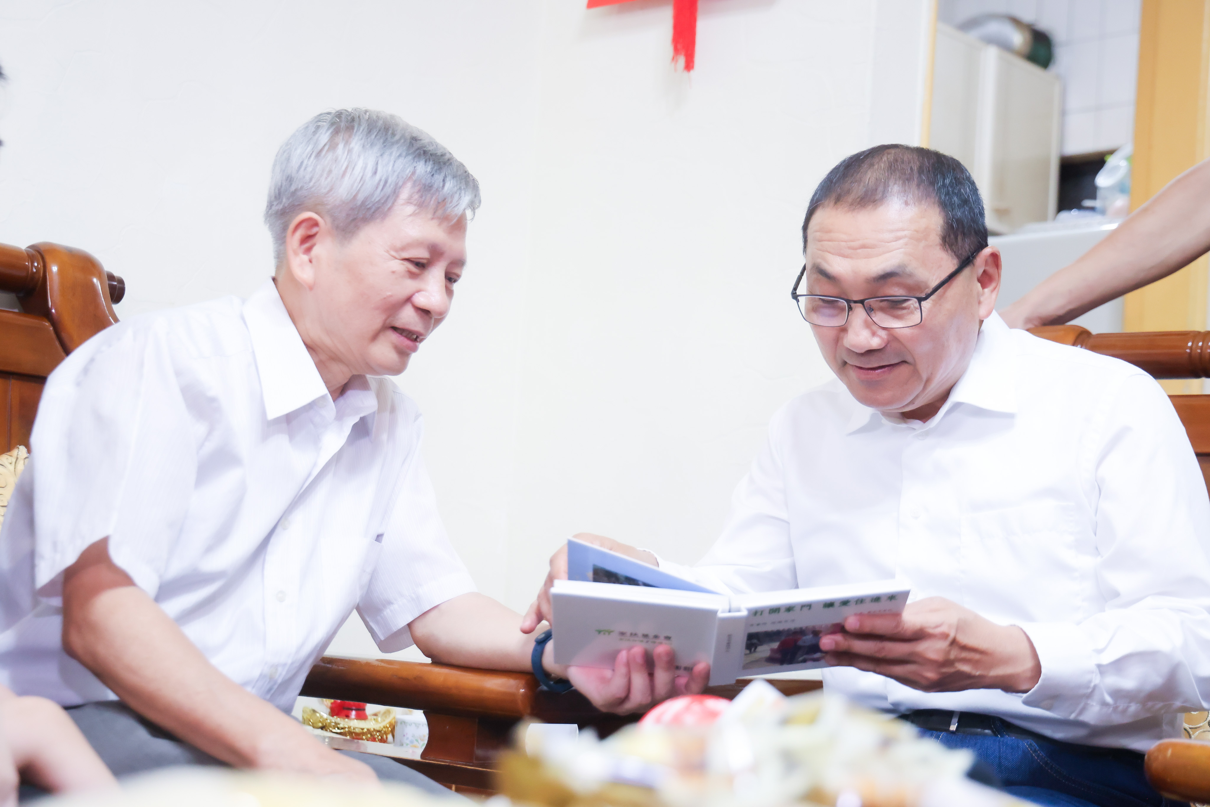 陳應興一家向侯友宜分享24年來擔任寄養家庭的點滴。