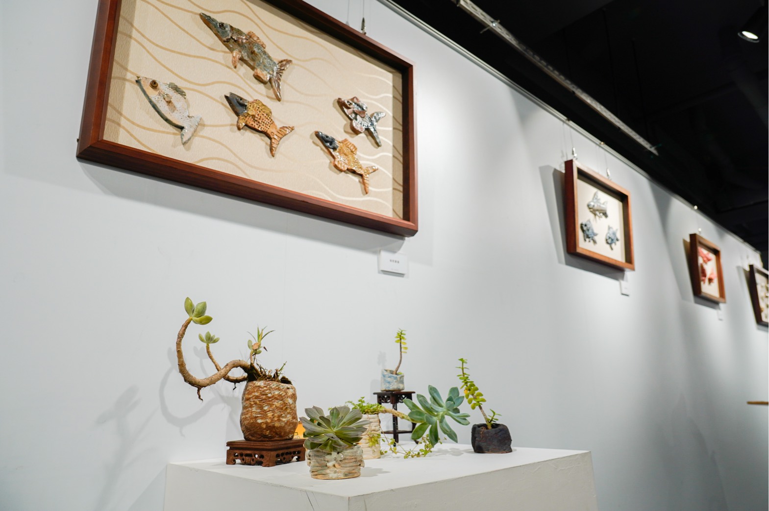 此次展覽作品由新北愛心教養院陶藝社團老師張耀全與院生親自製作。