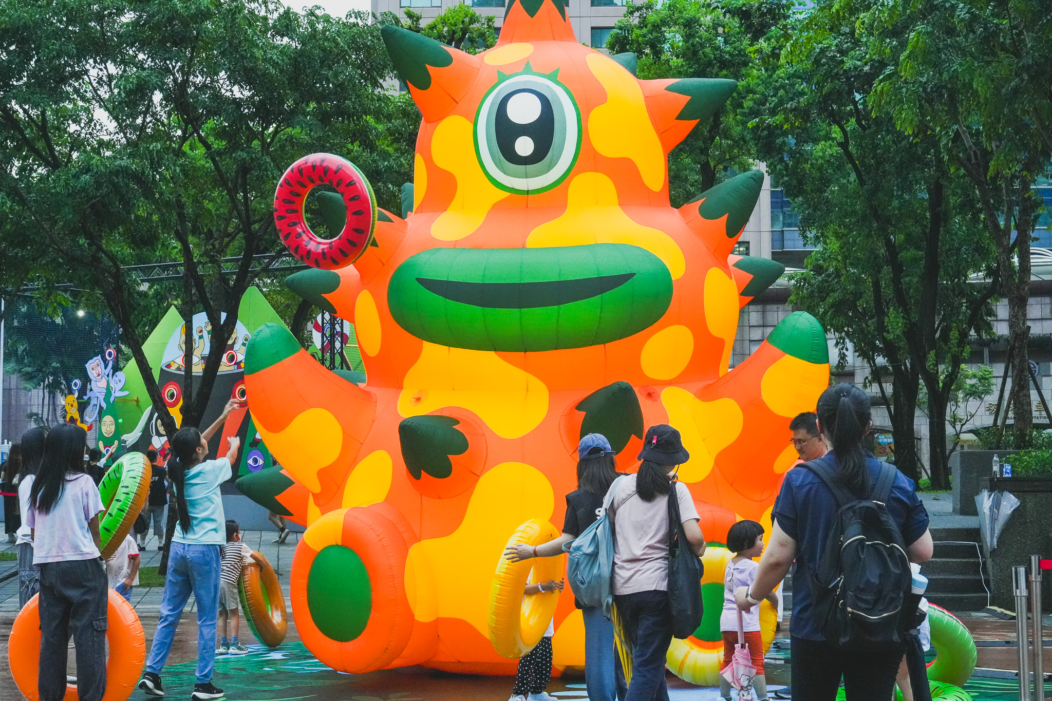 位於新北市市民廣場的「幻獸谷」，集結10件大型裝置藝術作品。