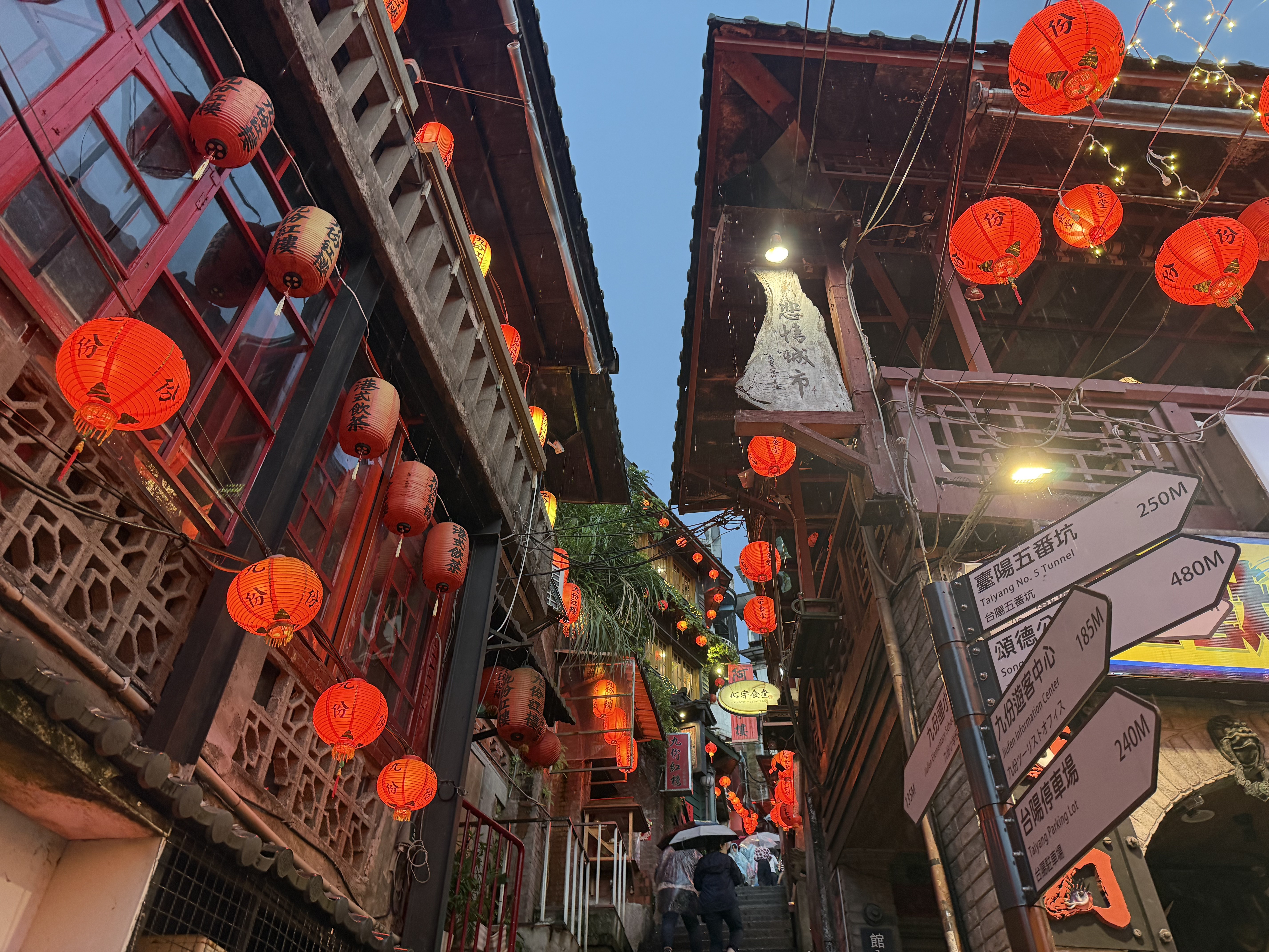 暮色低垂，點點紅光點亮了蜿蜒的九份老街，紅燈籠與山城夜景相互輝映， 為旅客帶來專屬九份的夏日風情。