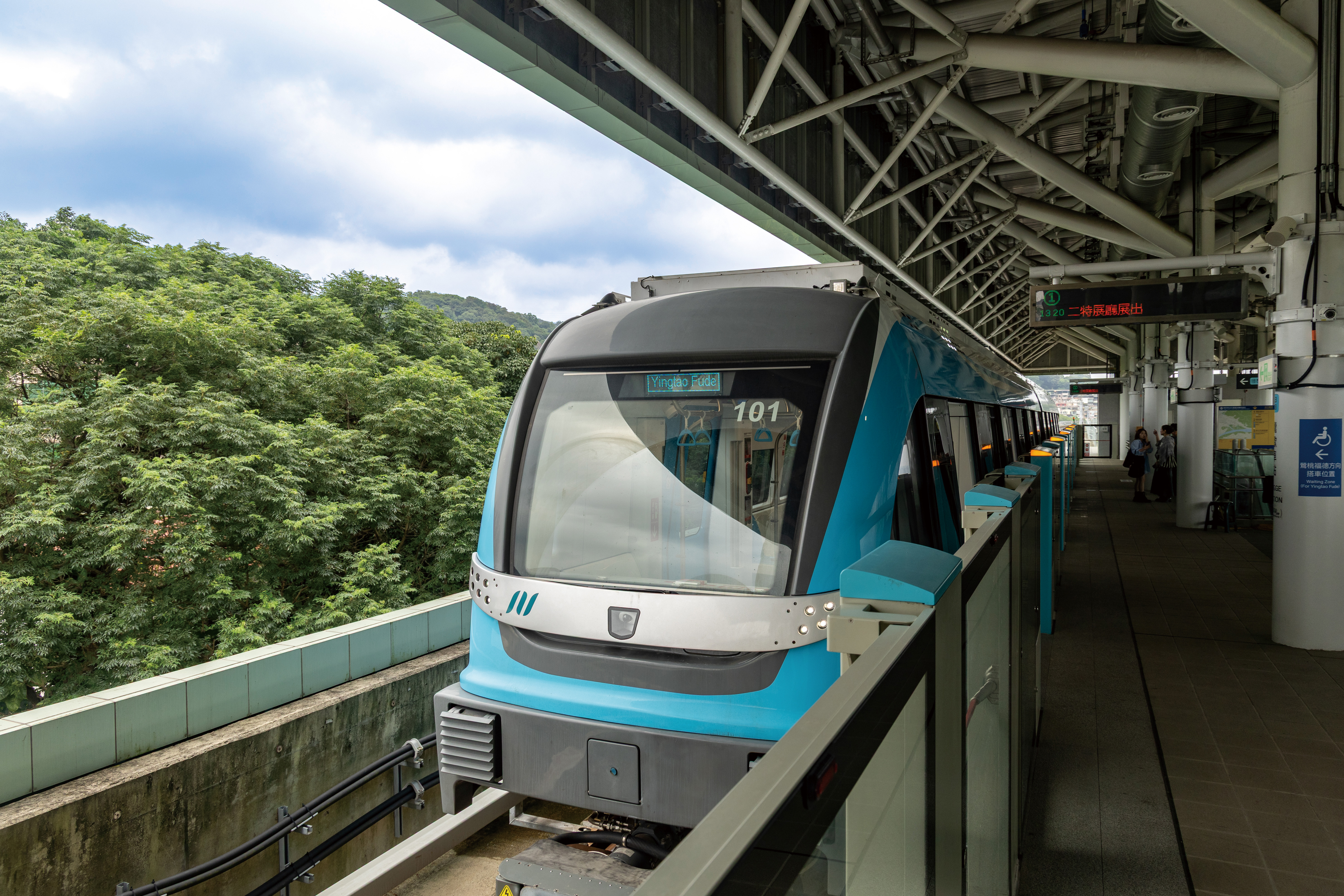 乘著全新通車的捷運三鶯線，旅客能以最便捷的方式深度探索三鶯藝術廊帶。 明亮的車廂與高架沿線的自然風光，為旅程拉開最愜意的序幕。