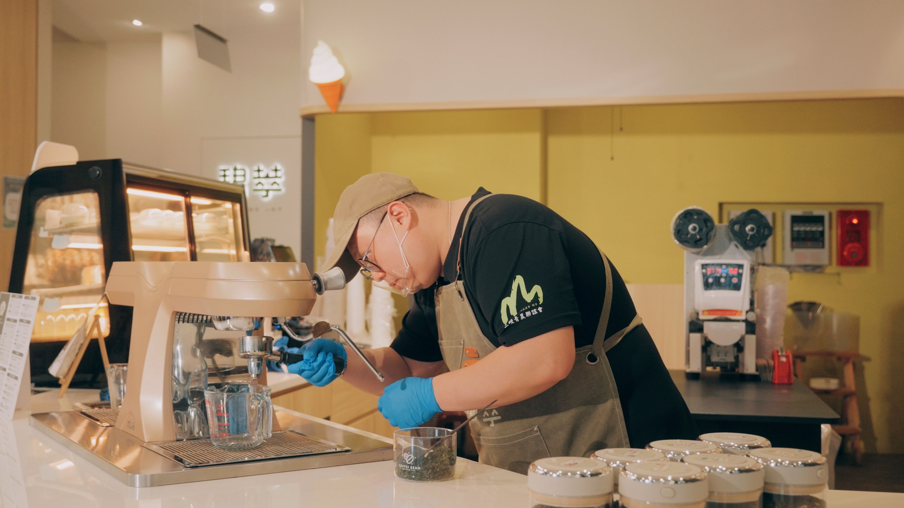 青農黃耀寬導入「次世代速萃茶飲加工技術」讓傳統茶葉更快速簡便沖泡，為三峽區農會「碧萃」手搖飲提供優質茶葉