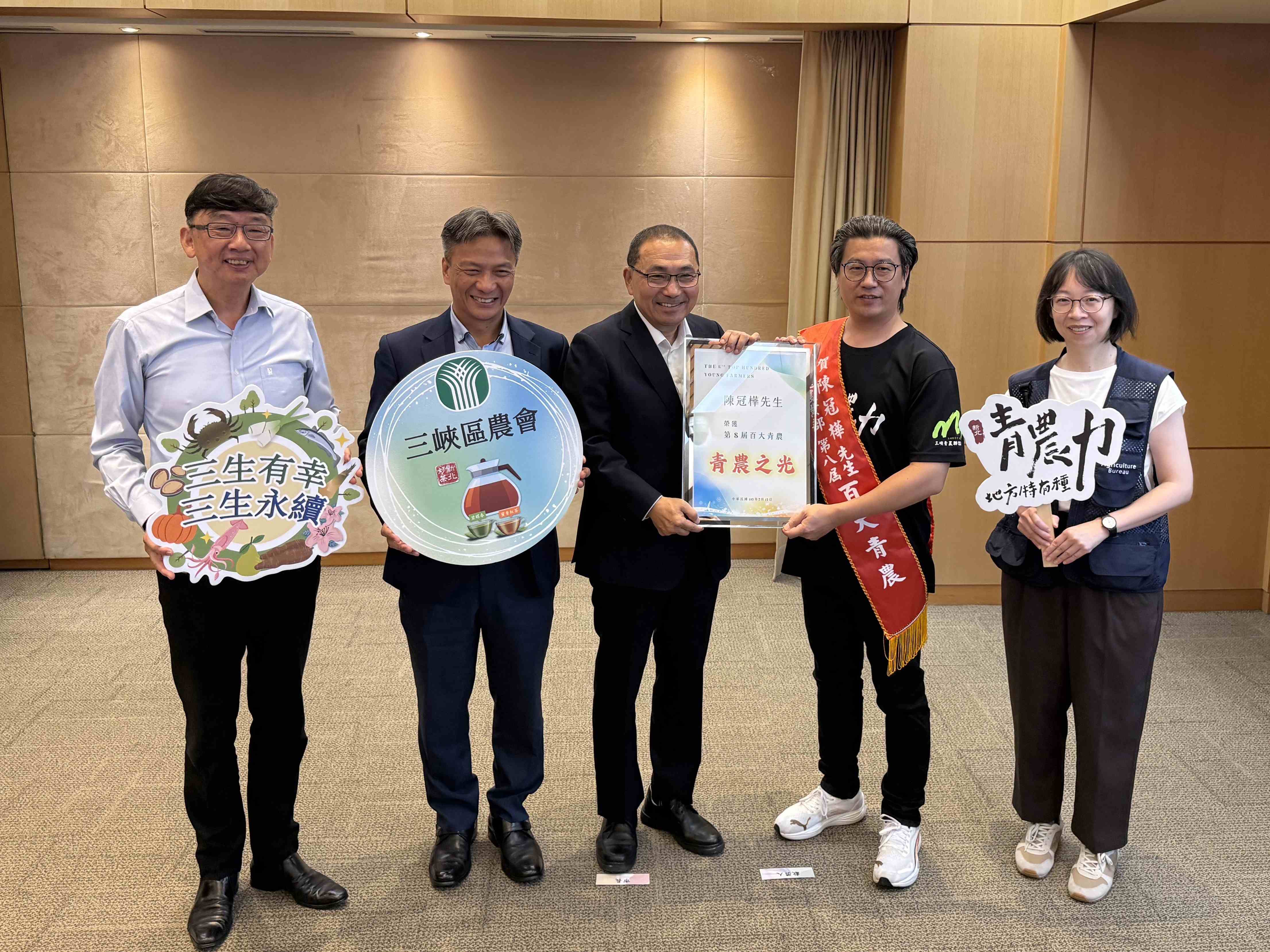 陳冠樺(右2)獲選為農業部115年度第8屆百大青農，以全臺首創「智慧蜂車」降低養蜂勞力需求，並結合智慧農業隨時掌握蜂群狀況