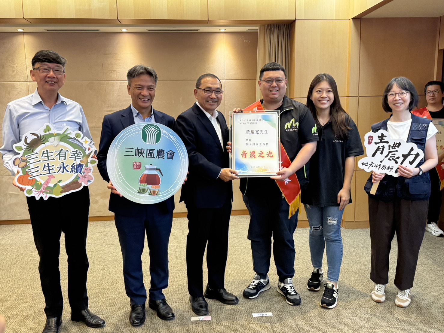 黃耀寬(右3)獲選為農業部115年度第8屆百大青農，所經營茶行更是近3年全臺唯一同時連續獲選「五星衛生安全製茶廠」及「亮點茶莊」殊榮的製茶廠