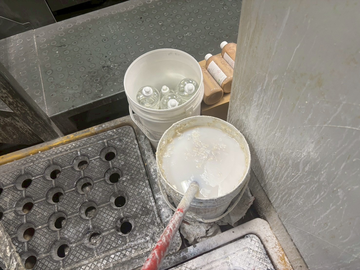 盛裝白色撲克牌油墨廢液的塑膠桶