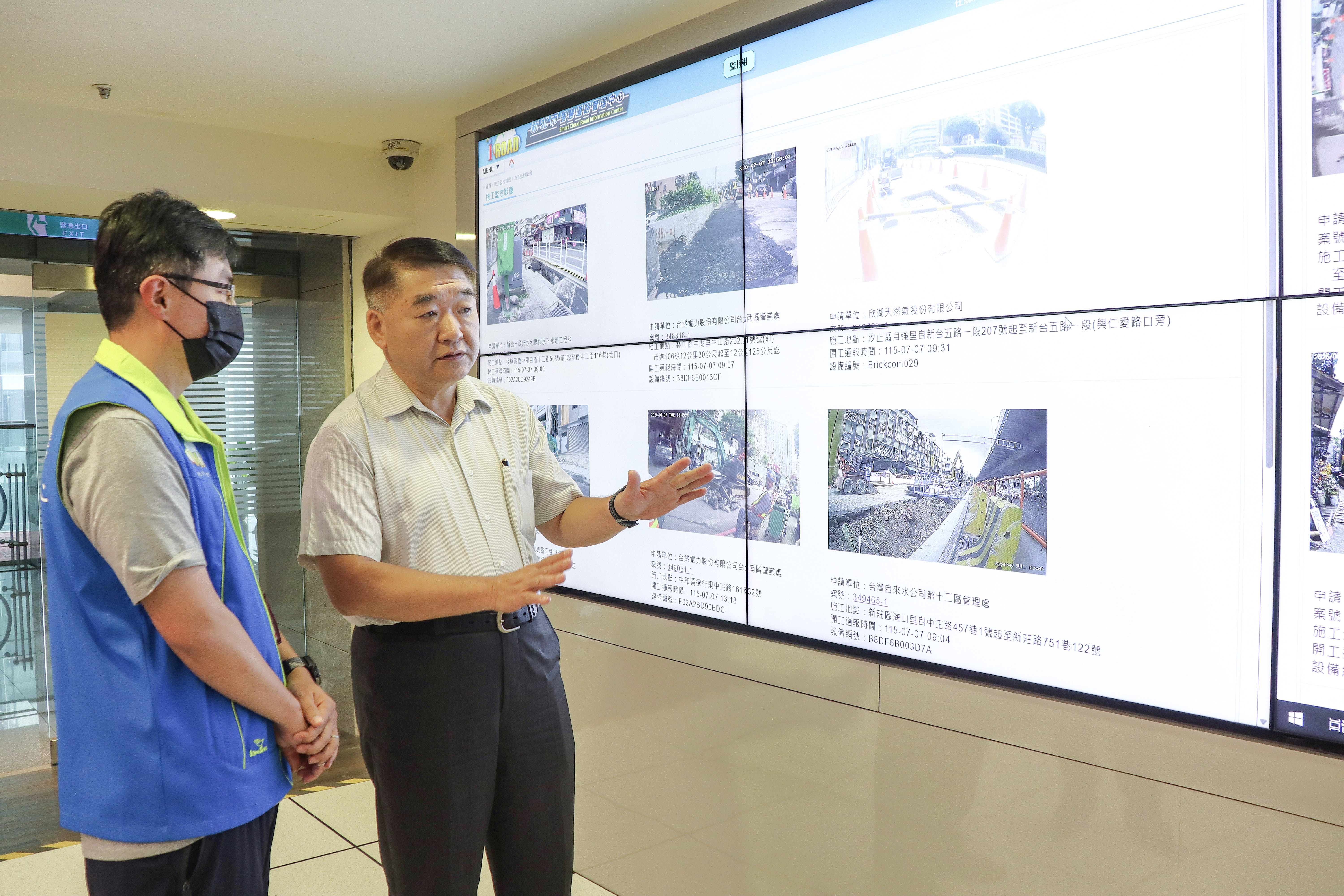 工務局長馮兆麟（右）視察新北市智慧道路管理中心運作情形，預計明年搬遷進駐第二行政中心升級為「智慧道管中心2.0」。