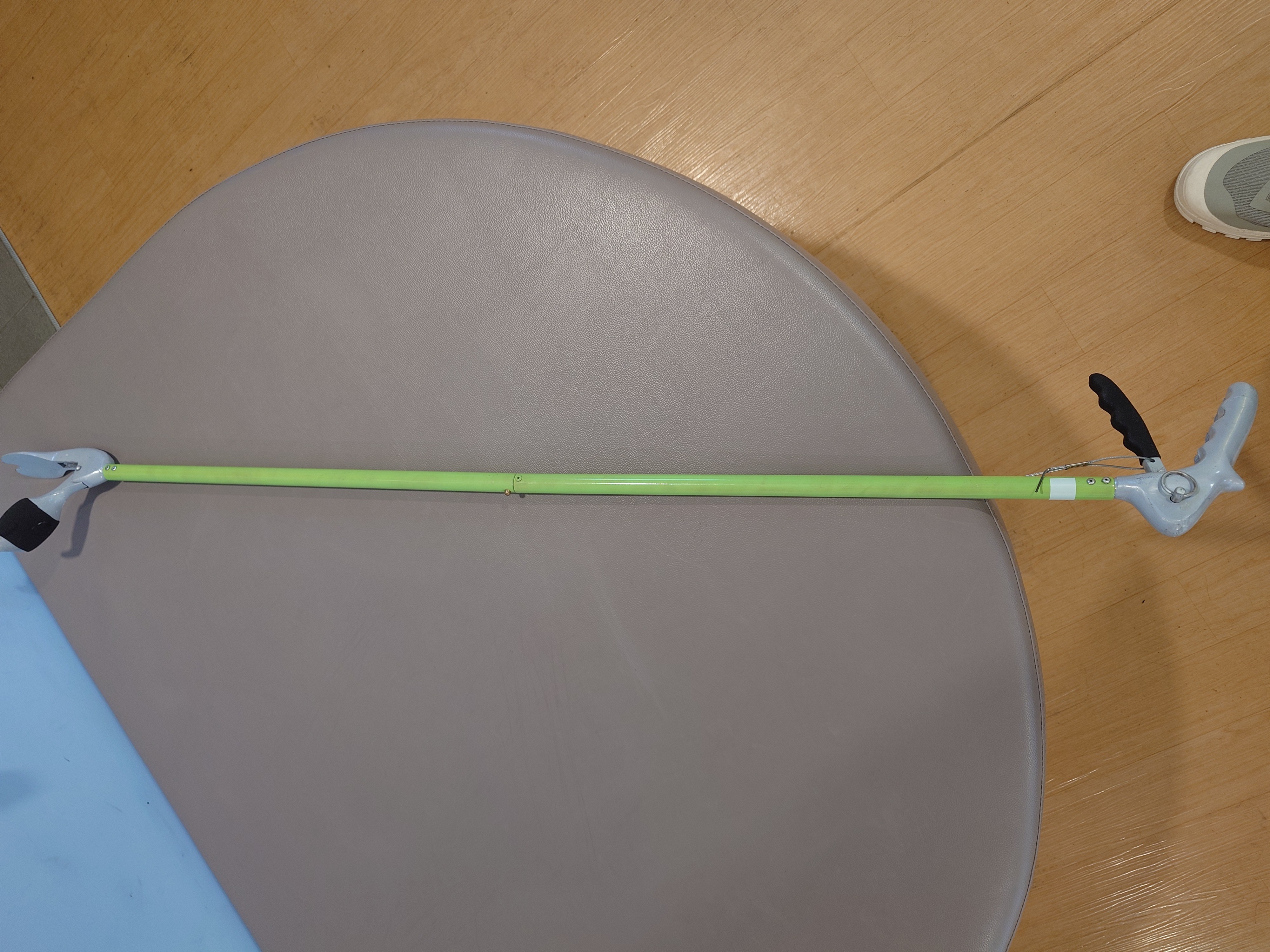 動保處新採買之安全蛇夾，夾面平滑不具鋸齒，可減少對蛇類的傷害。