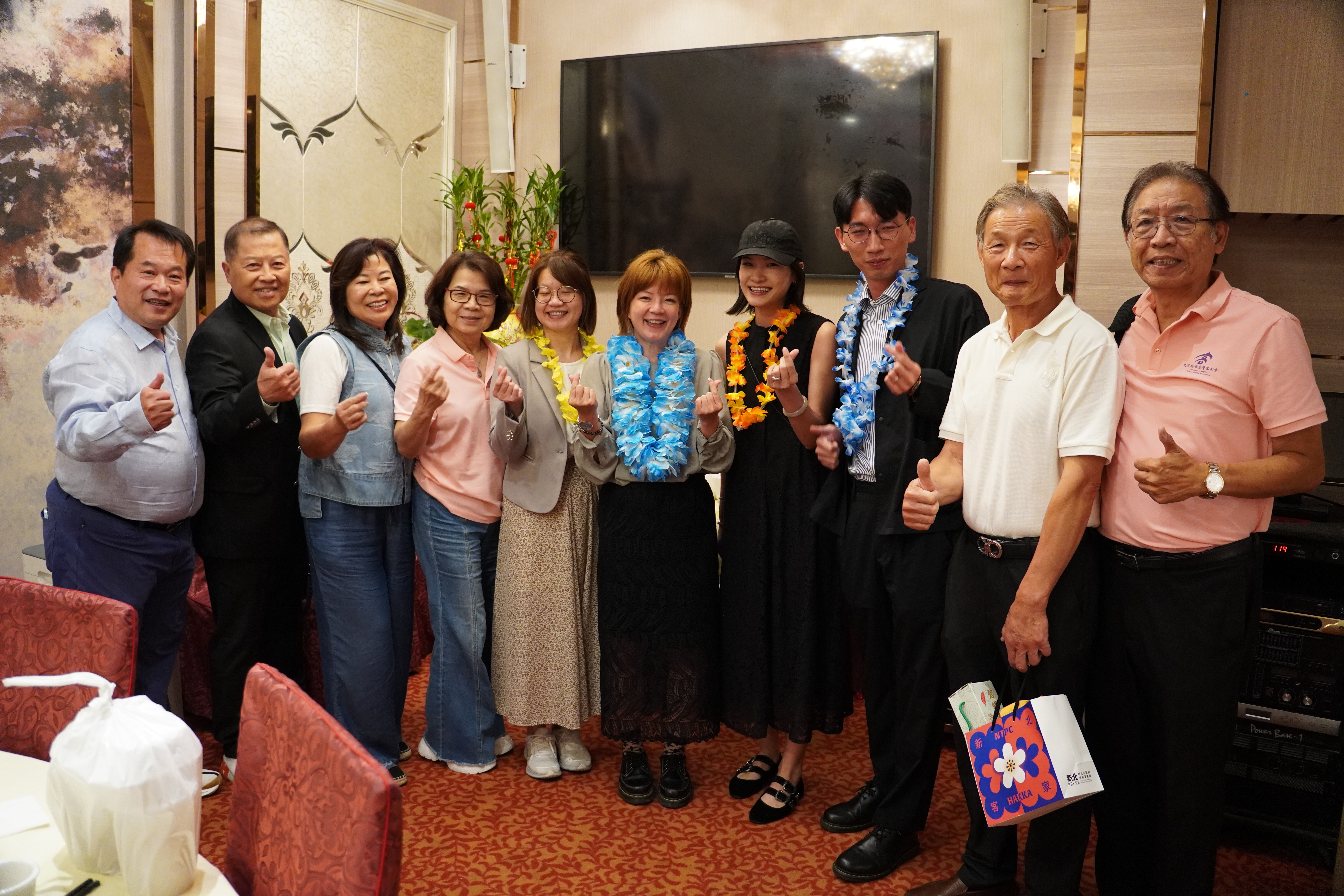 大洛杉磯臺灣客家會陳智昇會長（右二）、理事長李妙麗（左三）與參訪團探討擴大客家文化影響力