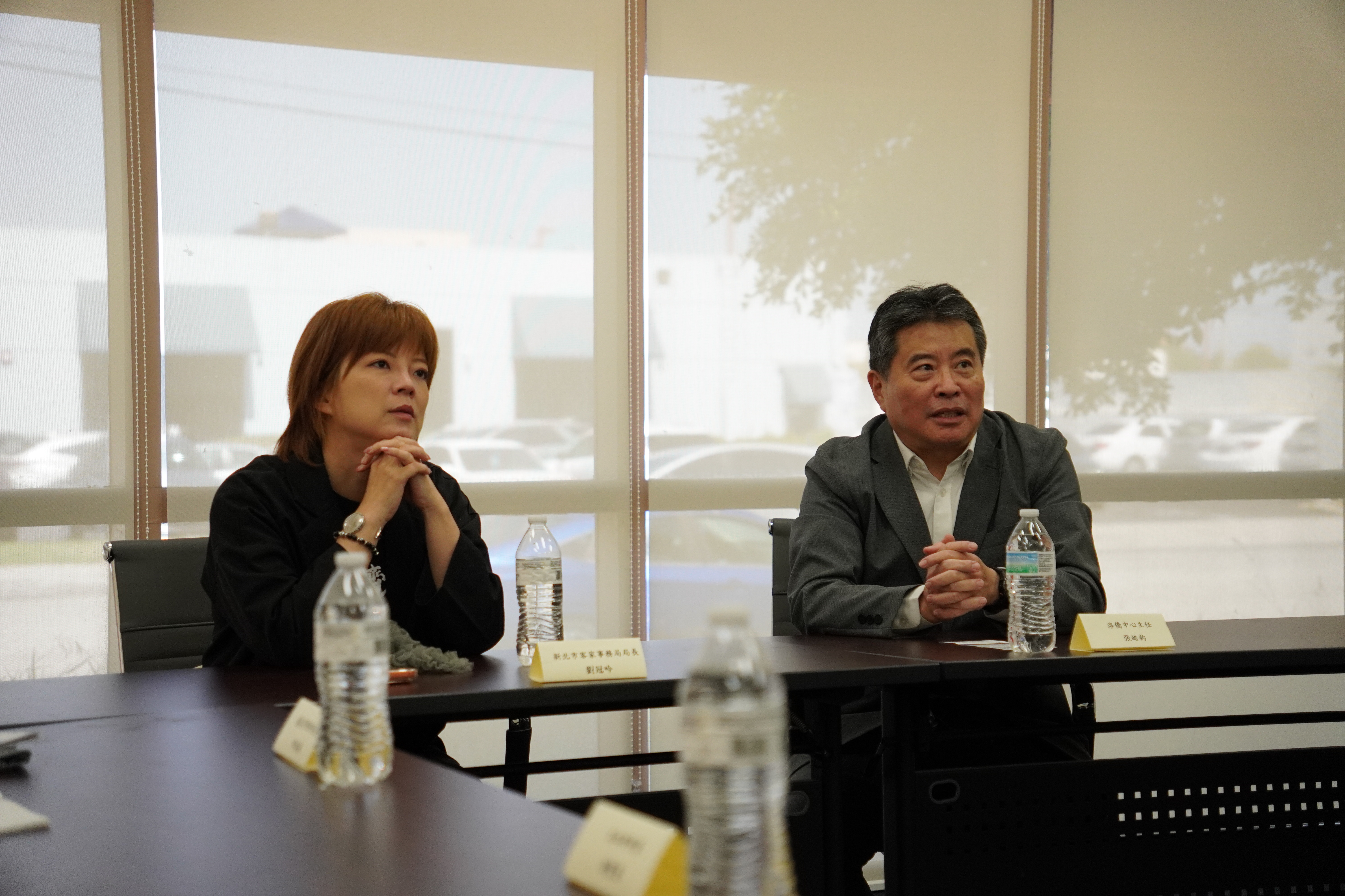 新北市政府客家事務局局長劉冠吟（左）率團拜會洛杉磯華僑文教服務中心，由主任張皓鈞(右)接待